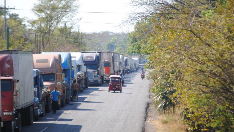 Transporte pesado no podrá circular, a excepción de ciertos productos. (Foto: Hemeroteca PL)