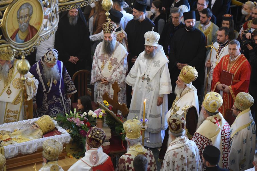 Funerales de Amfilohije, en Podgorica,  cuando miles de personas se reunieron para despedirlo, muchos sin mascarillas y sin mantener ninguna distancia de seguridad. (Foto Prensa Libre: EFE)