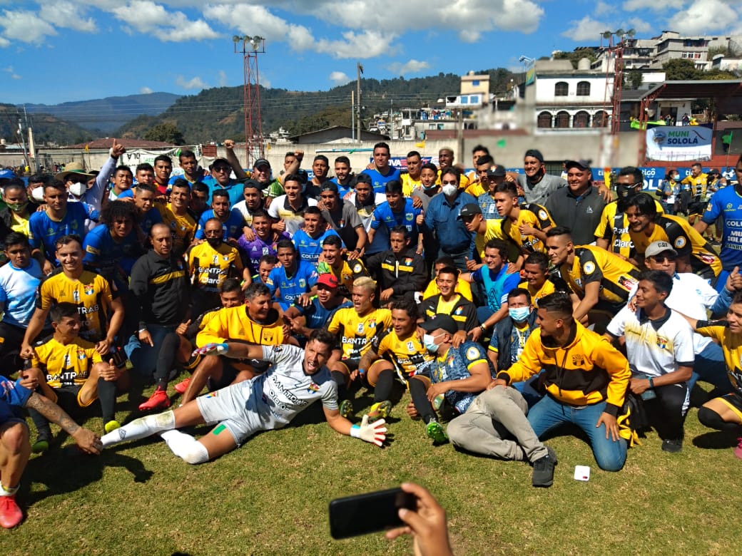 En una acción poco usual en finales, los equipos de Sololá y Aurora FC posaron juntos para una foto del recuerdo previo a la premiación. (Foto Prensa Libre: Raúl Barreno)