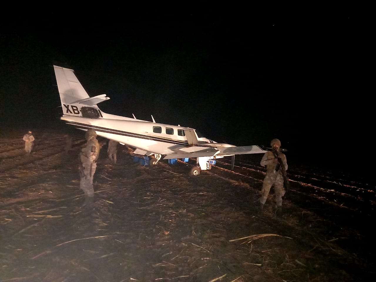 Soldados del Ejército resguardan una avioneta hallada en Retalhuleu. (Foto Prensa Libre: Ejército de Guatemala)