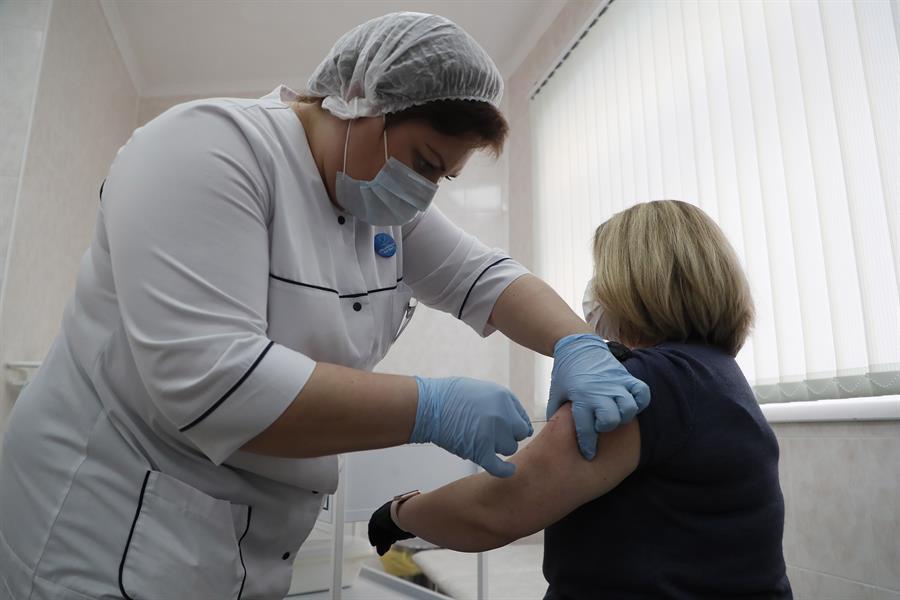 Rusia autoriza la vacunación contra el coronavirus para mayores de 60 años. (Foto Prensa Libre: EFE)
