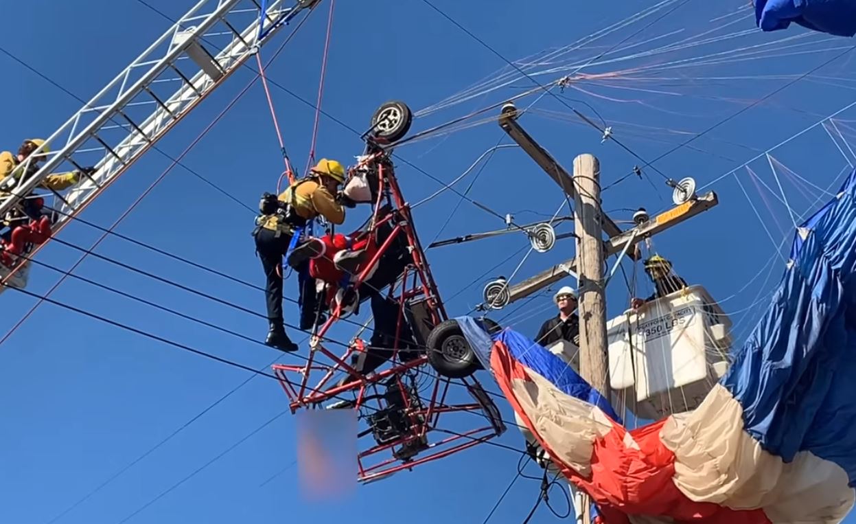 Bomberos rescatan a Santa Claus en California. (Foto Prensa Libre: Metro Fire of Sacramento)