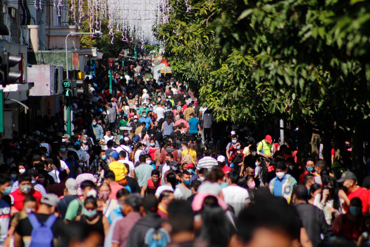 Los capitalinos abarrotaron el Paseo de la Sexta, en la zona 1 capitalina. (Foto Prensa Libre: Érick Ávila)