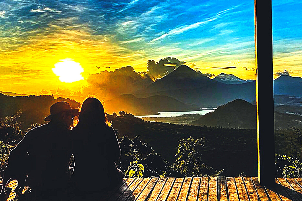 Picnic Atitlán ofrece carpas híbridas, como la que B´alam, hechas de tela, bambú y piedra natural, con piso de baldosas de arcilla. El lugar tiene vista al Lago de Atitlán y sus alrededores.