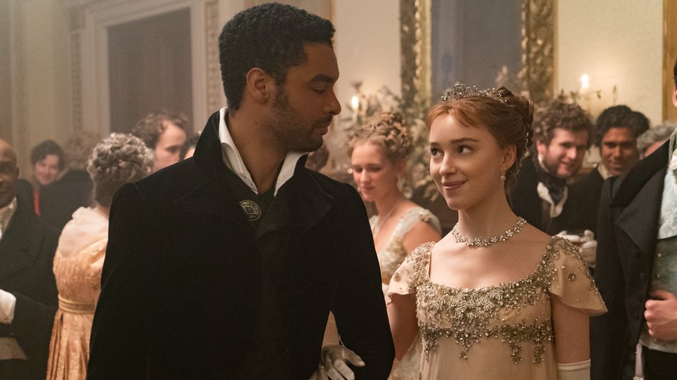 Daphne y Simon, interpretados por Phoebe Dynevor y Regé-Jean Page, son quienes acaparan el interés amoroso de la serie. (LIAM DANIEL/NETFLIX)