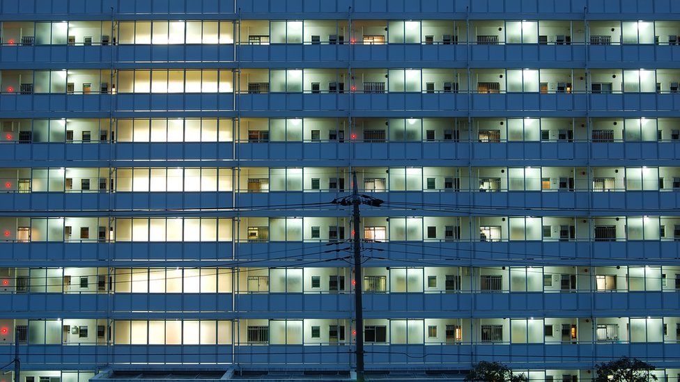 El cuerpo fue descubierto por personal de limpieza. (Foto de archivo de apartamentos en Tokio).