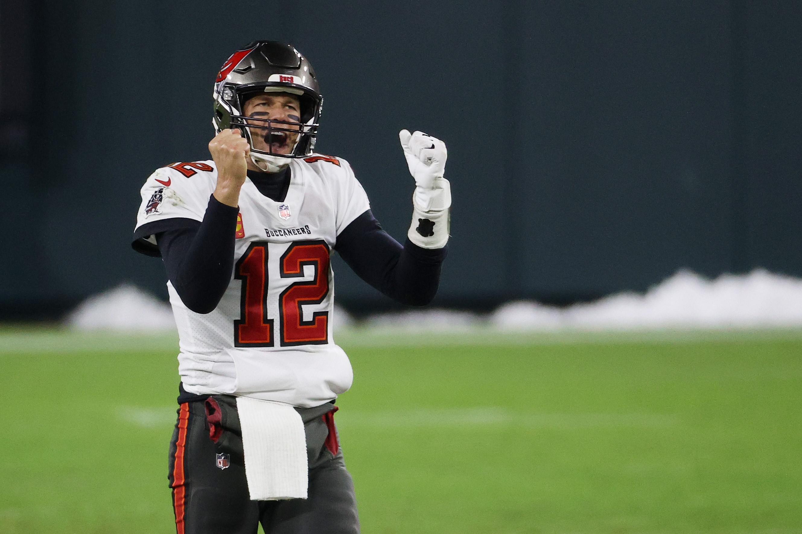 Tom Brady, ahora con Tampa Bay, celebra la clasificación de su equipo al Super Bowl tras derrotar a los Packers de Green Bay. (Foto Prensa Libre: AFP)