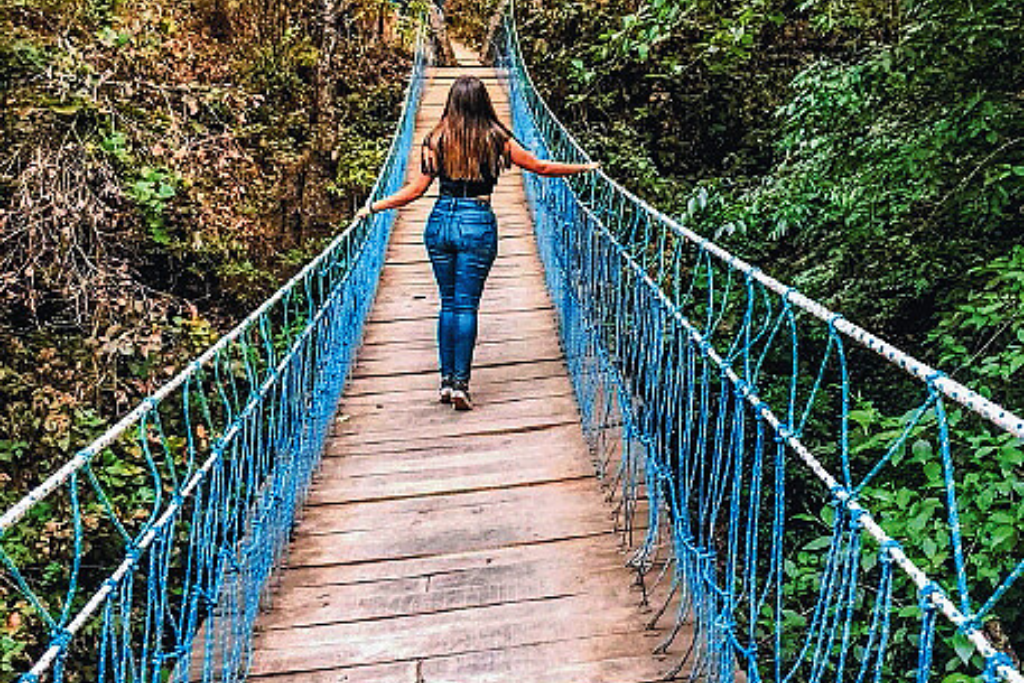 COMUNITARIOS. En Totonicapán se encuentra Proyectos Chajil Siwan, con puentes colgantes, área para acampar, estanque, senderos y miradores. La finca comunitaria La Florida ofrece recorridos por plantaciones de café, macadamia y cacao. Hay experiencias gastronómicas comunitarias.