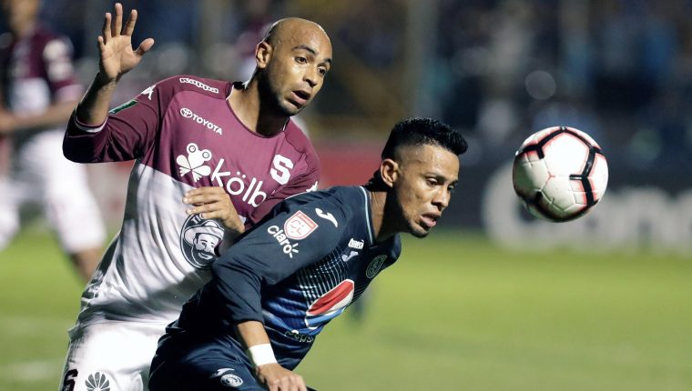 AME534. TEGUCIGALPA (HONDURAS), 26/11/2019.- Marco Tulio Vega (d) de Motagua disputa el balón con Alexander Robinson (i) de Saprissa este martes, durante el segundo partido de la final de la Liga Concacaf (Confederación Norte, Centroamérica y el Caribe de Fútbol) entre el Motagua hondureño y el Saprissa costarricense, en el estadio Nacional de Tegucigalpa (Honduras). El equipo "tico" llega con la ventaja del triunfo por 1-0 en la ida el pasado día 8 en San José. EFE/ Gustavo Amador