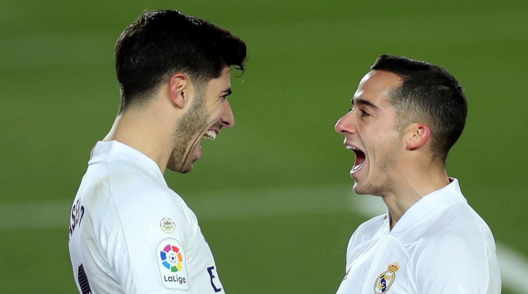 Los jugadores del Real Madrid, Marco Asensio (i) y Lucas Vázquez, celebran el segundo gol del equipo madridista durante el encuentro correspondiente a la decimoséptima jornada de primera división que disputaron frente al Celta de Vigo en el estadio Alfredo Di Stéfano, en Madrid. (Foto Prensa Libre: EFE)