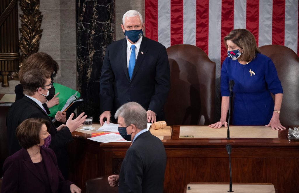 Vicepresidente Pence (izquierda) pidió continuar con el trabajo en el Congreso tras los incidentes. (Foto Prensa Libre: EFE)