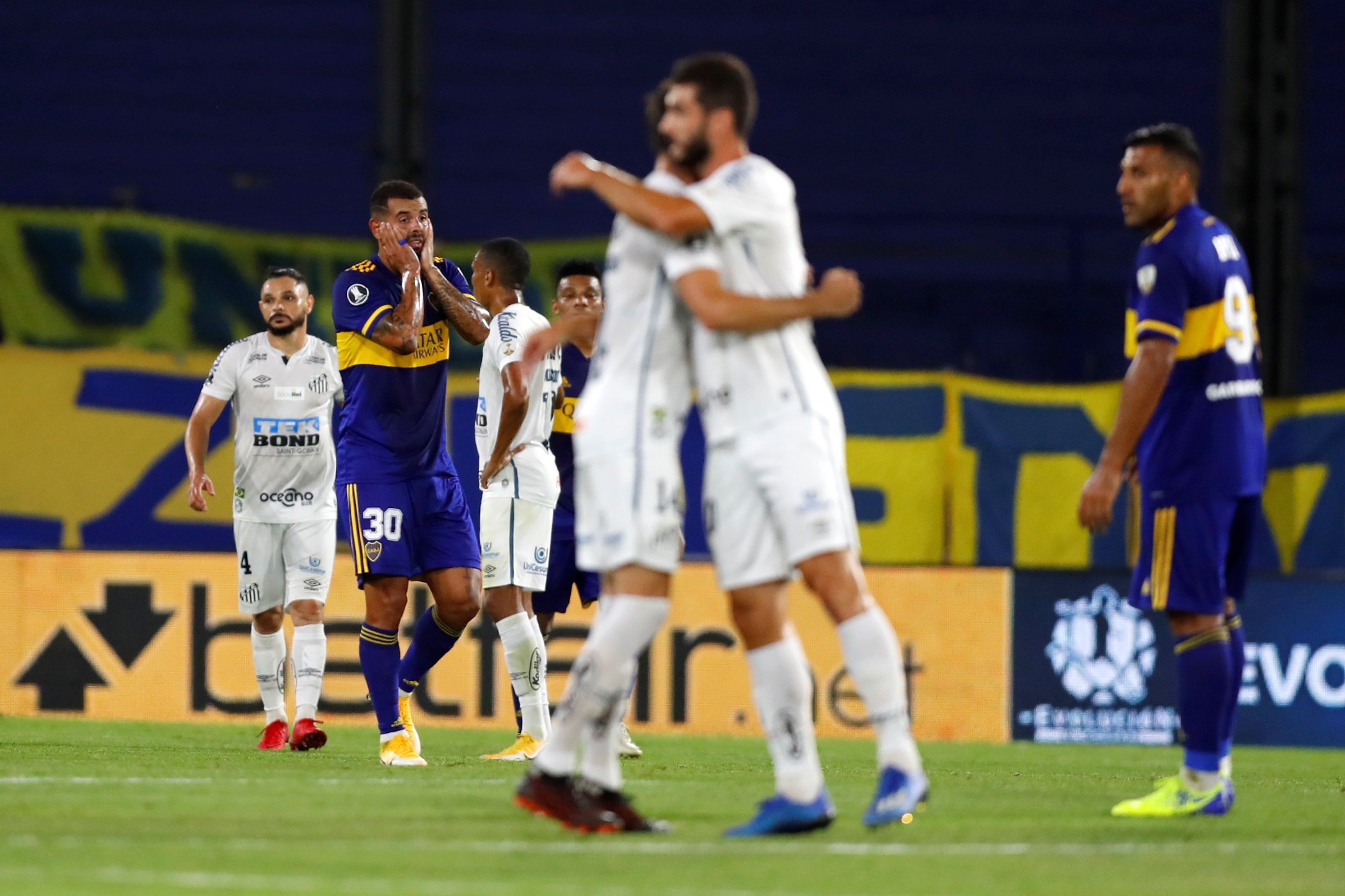 Edwin Cardona (2-i) de Boca Juniors hoy, al final de un partido de semifinales de la Copa Libertadores, disputado en el estadio La Bombonera. (Foto Prensa Libre: EFE)