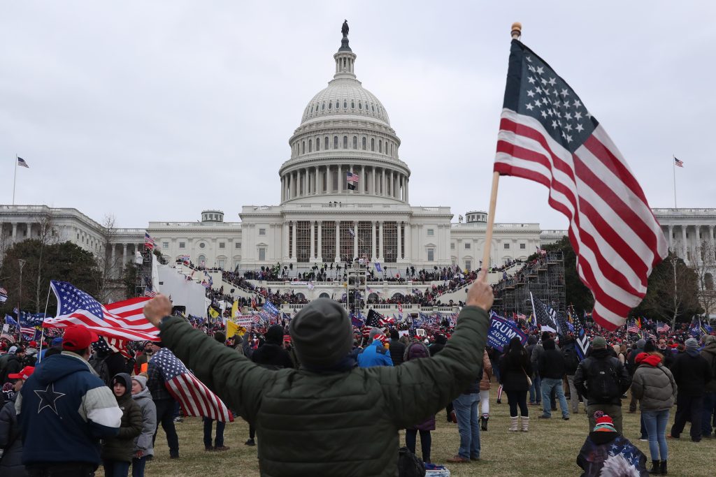 Los incidentes en el Capitolio de este miércoles ponen en el centro del debate al presidente Donald Trump. (Foto Prensa Libre: EFE)