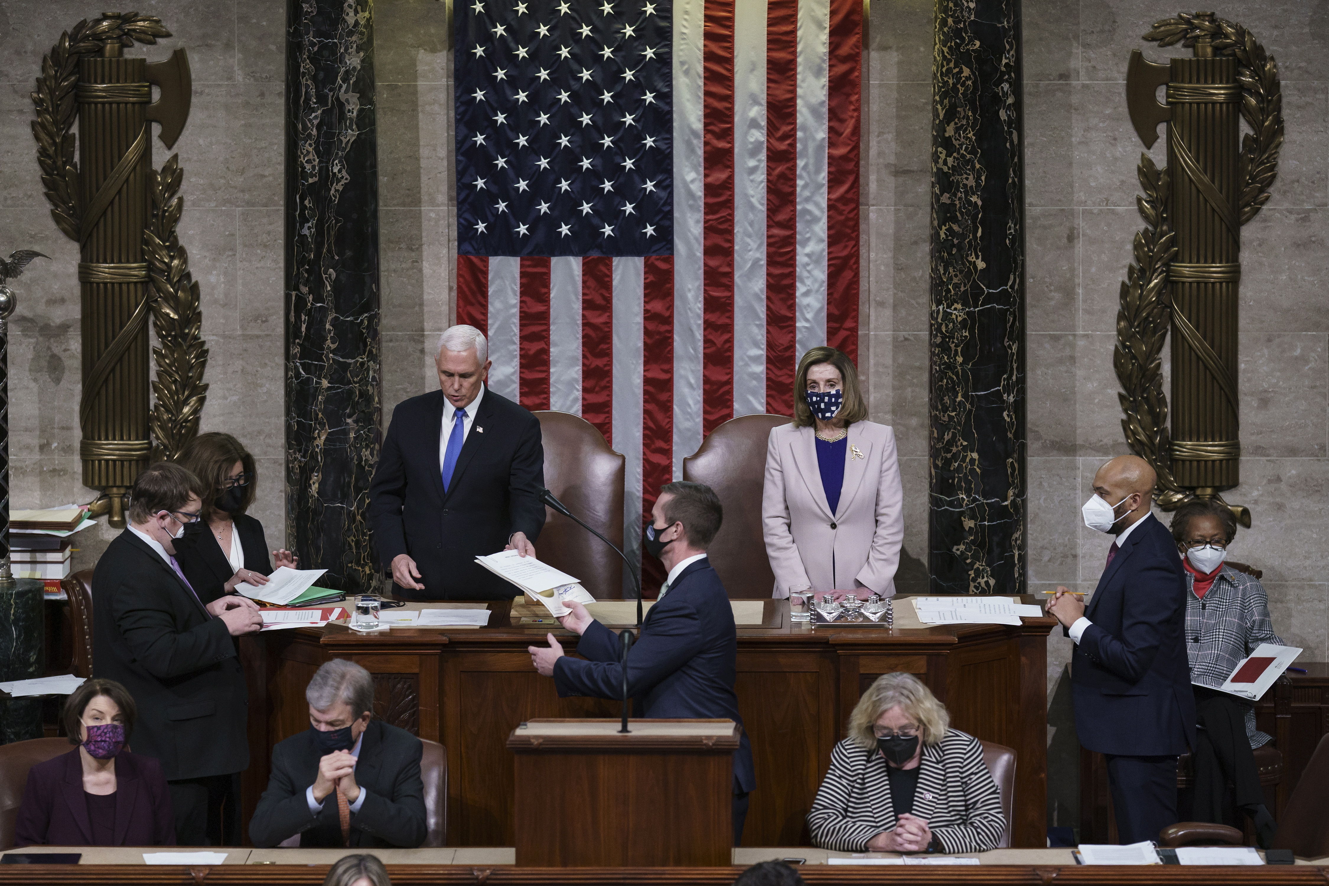 El Vicepresidente de Estados Unidos,  Mike Pence, y Nancy Pelosi luego de leer la certificacion final del Colegio Electoral que da la victoria a Joe Biden. (Foto Prensa Libre: EFE)