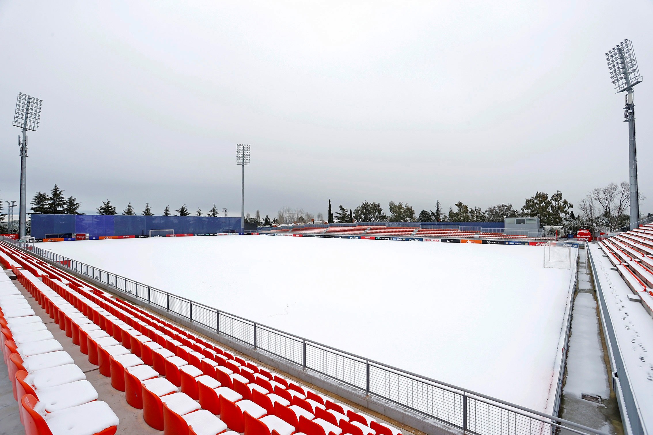 Así fue como amaneció el viernes y este sábado el campo de entreno del Atlético de Madrid. (Foto Prensa Libre: EFE)