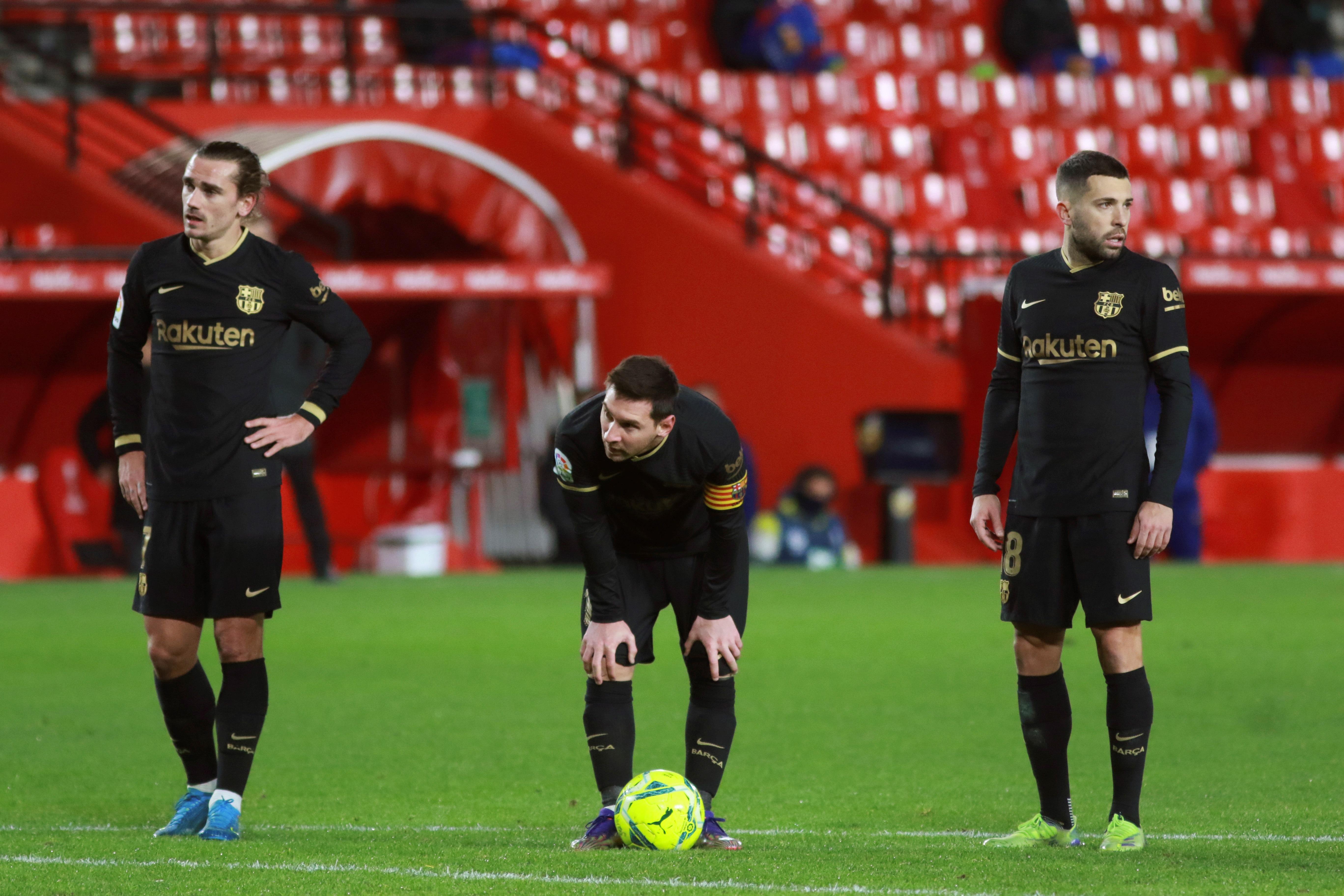 Los jugadores del FC Barcelona, Antoine Griezmann, Leo Messi y Jordi Alba, durante el partido de Liga ante el Granada. Foto Prensa Libre. EFE.