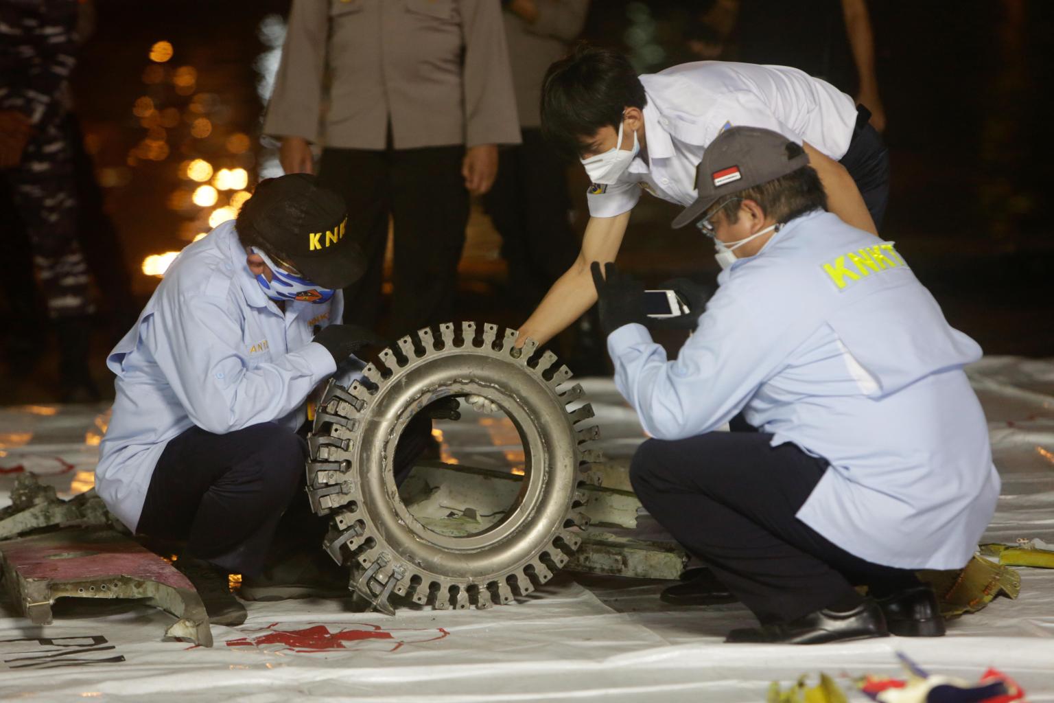 Equipo de rescate encontró diferentes partes del avión de Sriwijaya Air que se estrelló en Jakarta (Foto Prensa Libre: EFE)