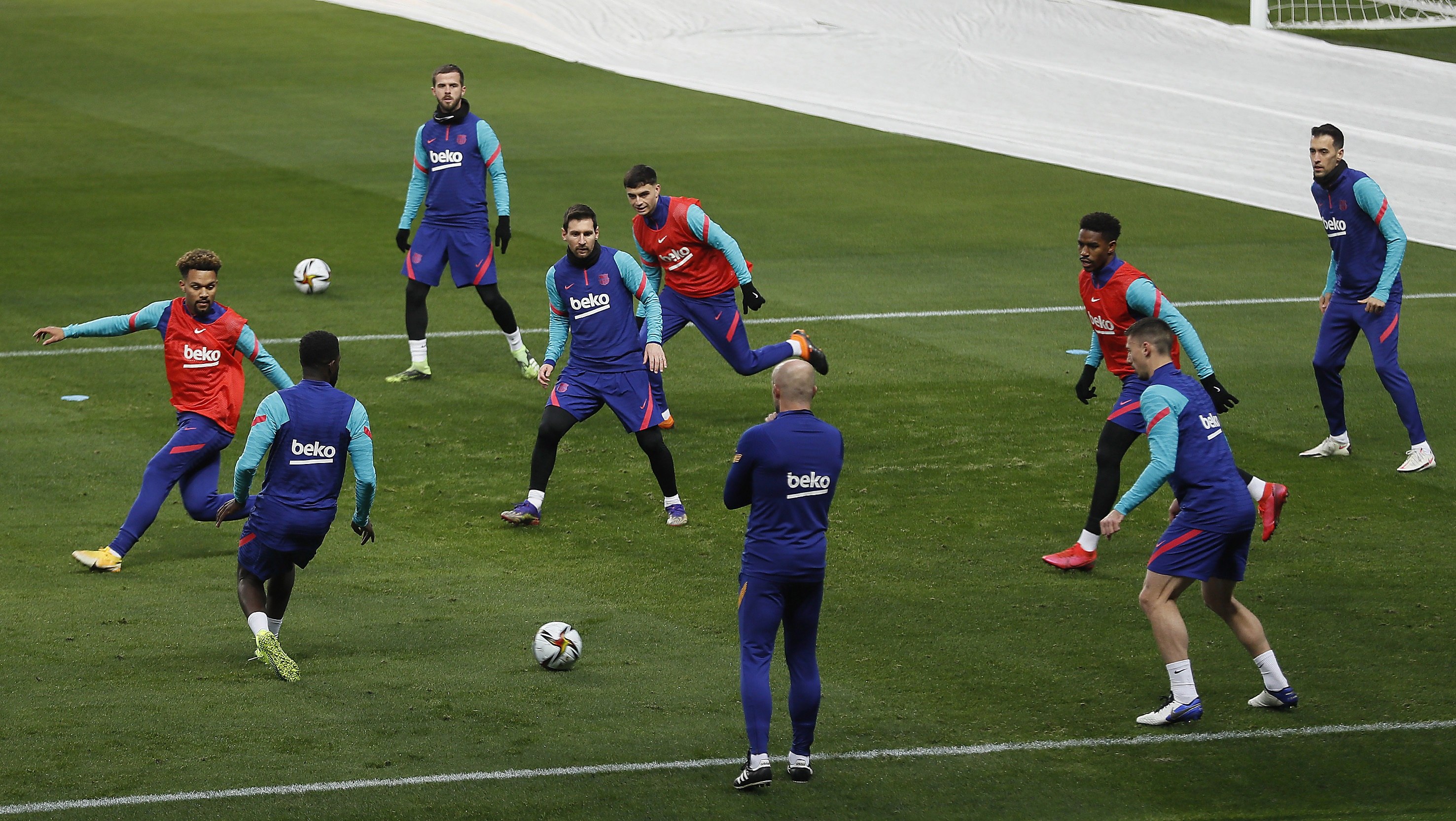 Lionel Messi se incorporó a los entrenos del FC Barcelona y viajó con el equipo previo a la final de la Supercopa de España frente al Athletic y podría ser incluido en la convocatoria final de Koeman. (Foto Prensa Libre: EFE)