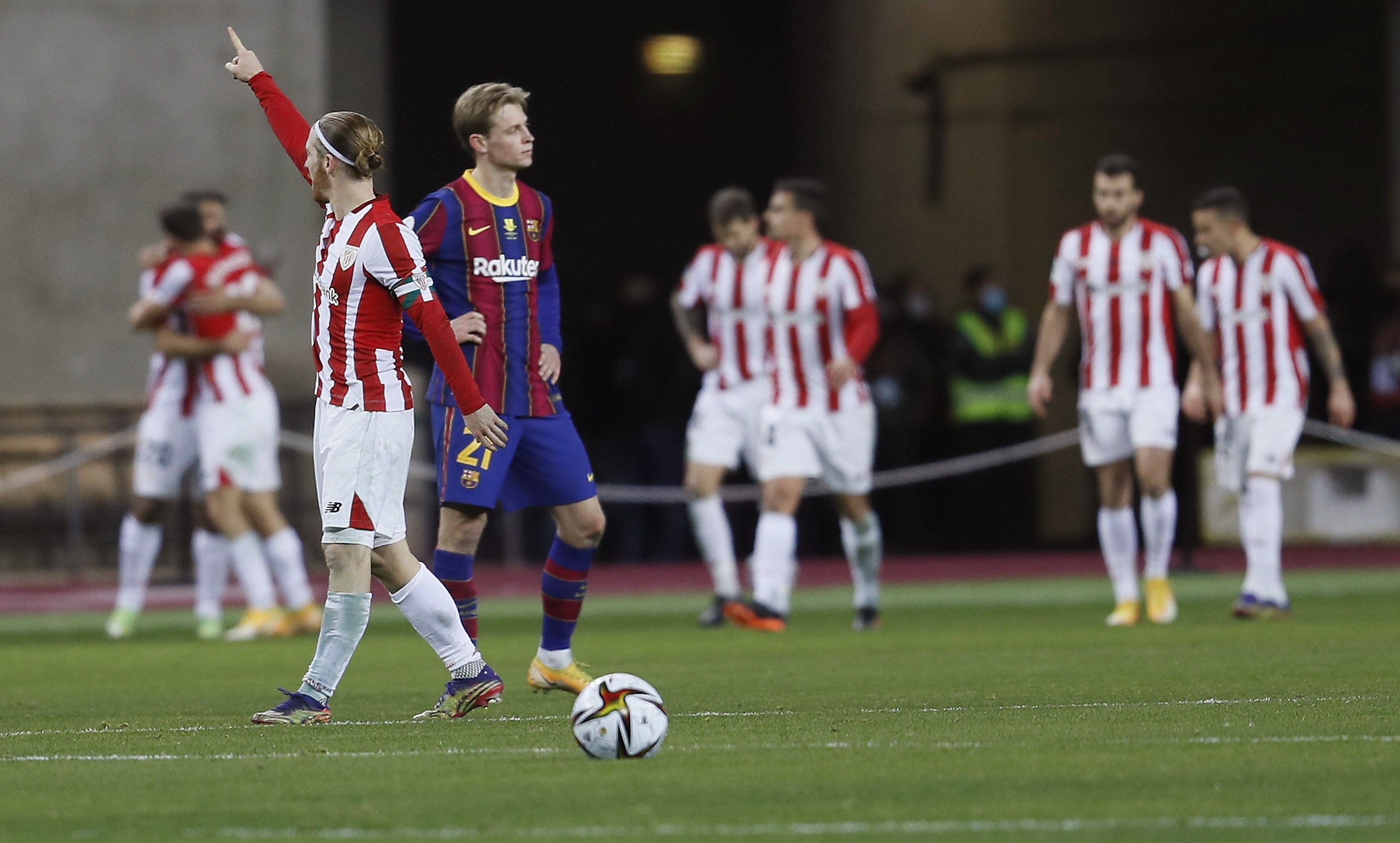 GRAF2699. SEVILLA.17/01/2021. Los jugadores del Athletic celebran el segundo gol del equipo bilbaino durante el encuentro correspondiente a la final de la Supercopa de España que disputan hoy Domingo frente al FC Barcelona en el estadio de la Cartuja de Sevilla. EFE/Jose Manuel Vidal.