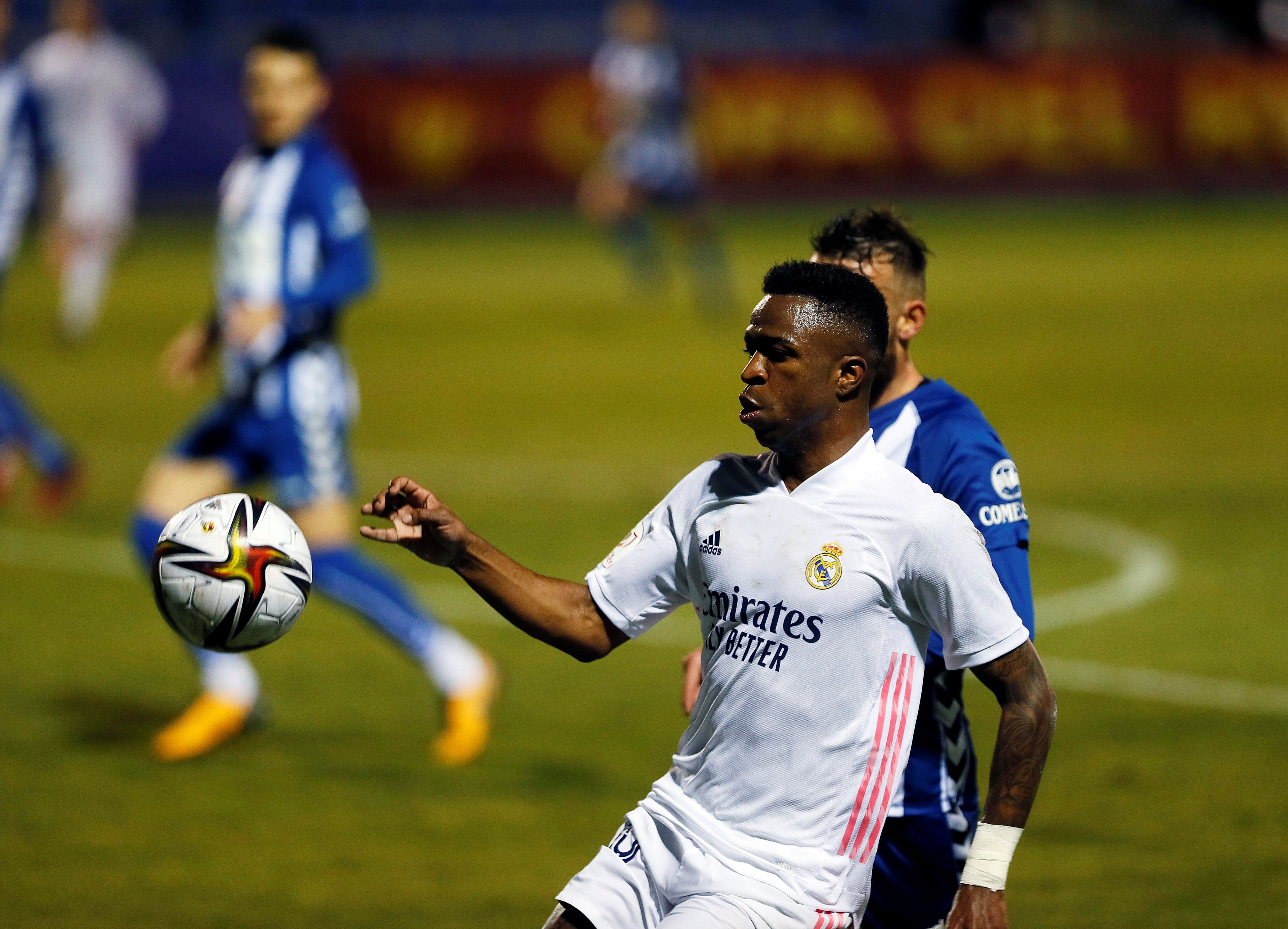 El delantero brasileño del Real Madrid Vinícius Jr controla un balón durante el partido de dieciseisavos de final de la Copa del Rey ante el Alcoyano. (Foto Prensa Libre: EFE)