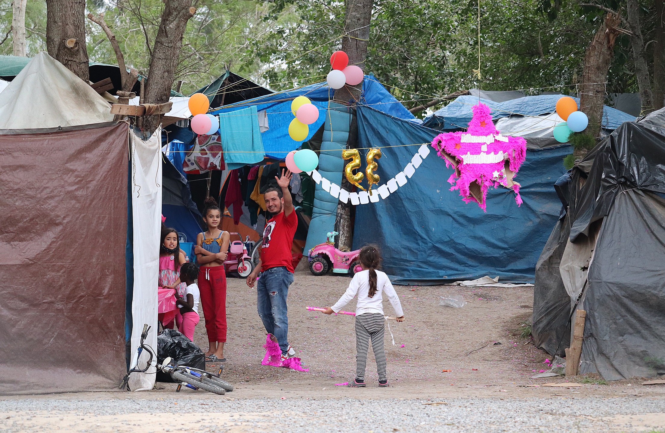 Muchas de las mujeres que van en las caravanas del migrante, huyen de un hogar violenta y otras son violentadas dentro de estas mismas caravanas. (Foto Prensa Libre: EFE)