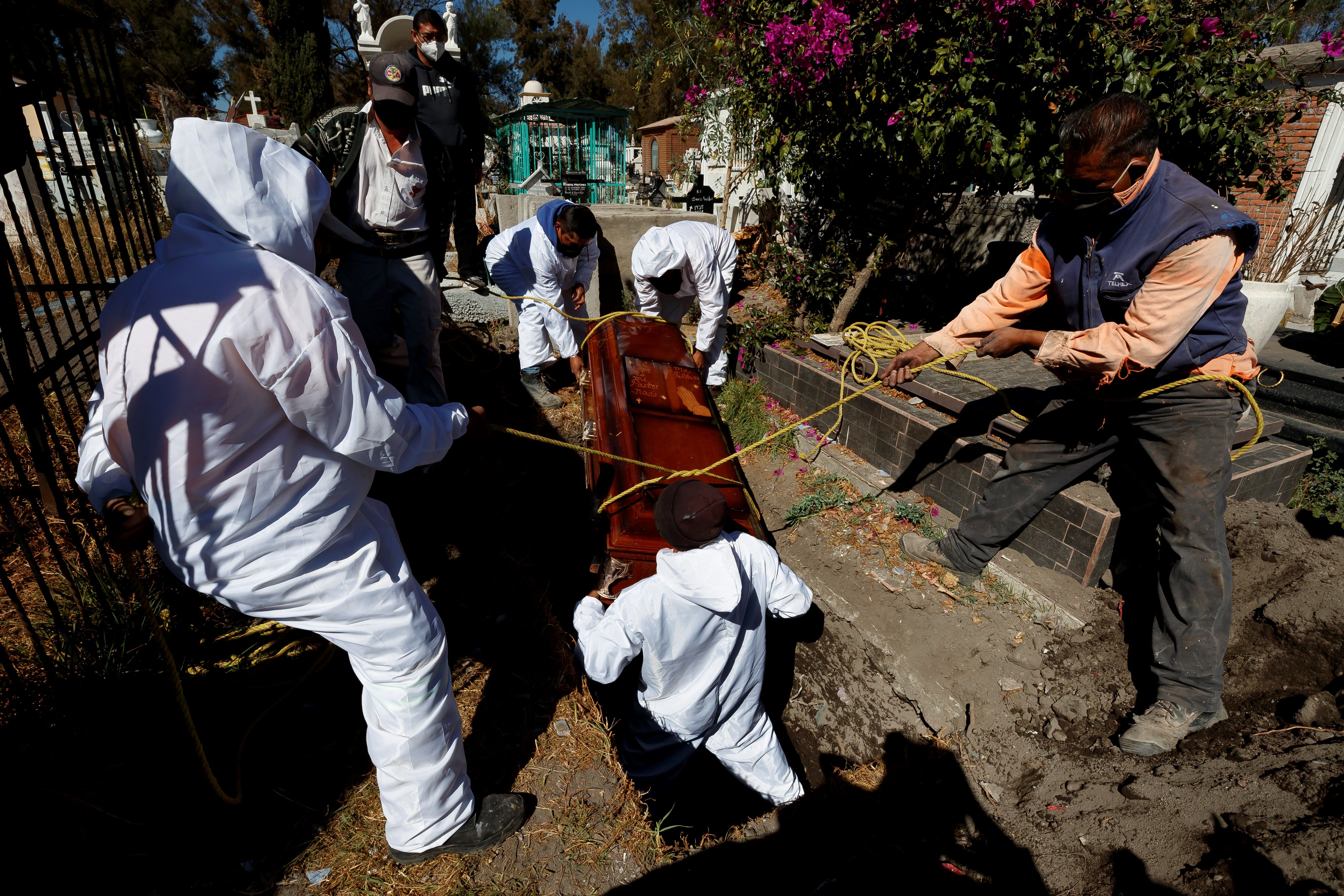 Fotografía de un funeral de un fallecido por covid-19 en el Panteón de Tlahuac, en Ciudad de México. (Foto Prensa Libre: EFE)