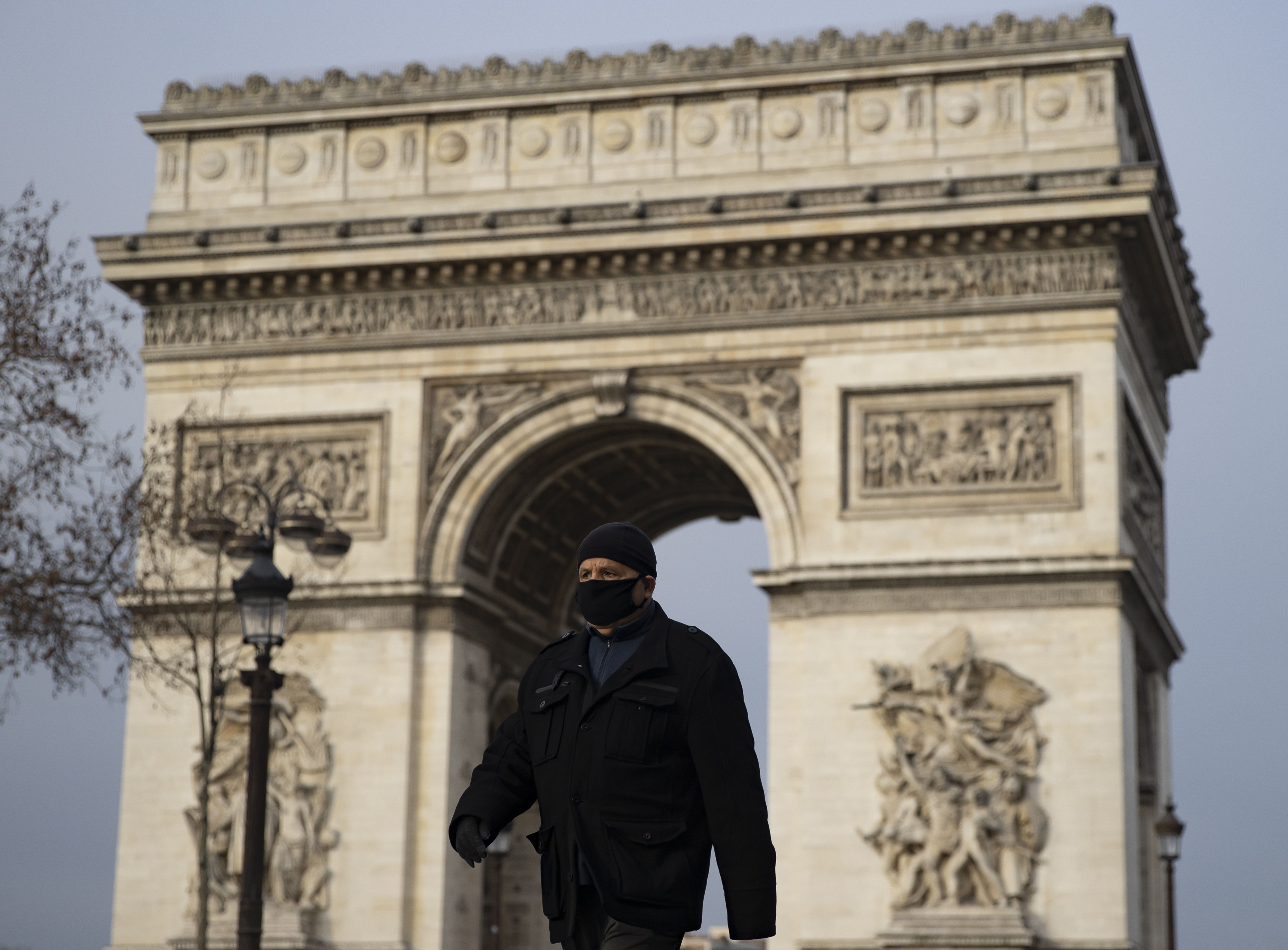 Los principales asesores médicos de Francia pidieron en reiteradas ocasiones imponer un tercer confinamiento, pero el gobierno francés decidió al final no imponerlo. Foto Prensa Libre: EFE. 