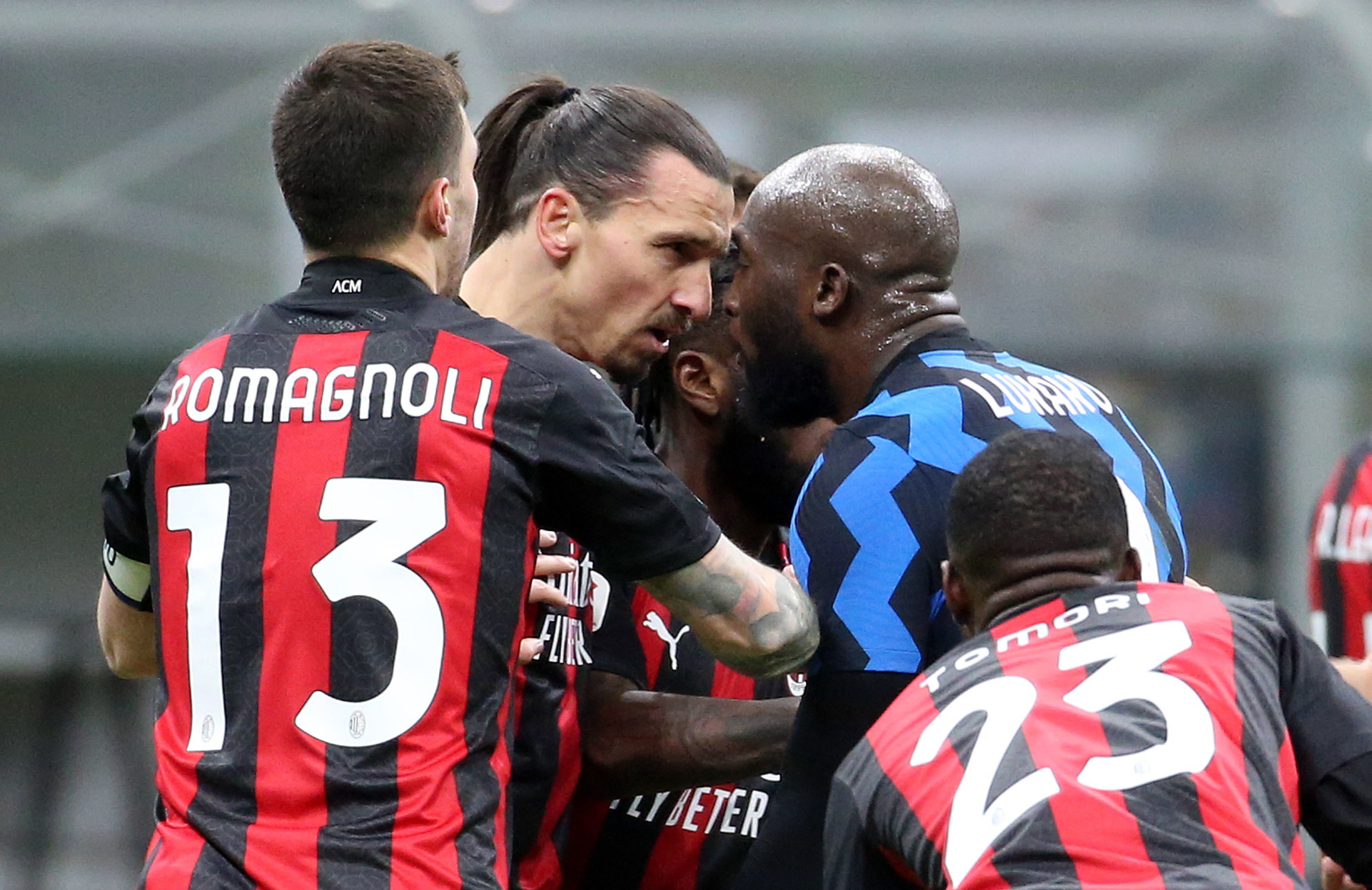 Zlatan Ibrahimovic y  Romelu Lukaku protagonizaron este enfrentamiento durante el juego por la Copa Italia. Foto Prensa Libre: EFE.