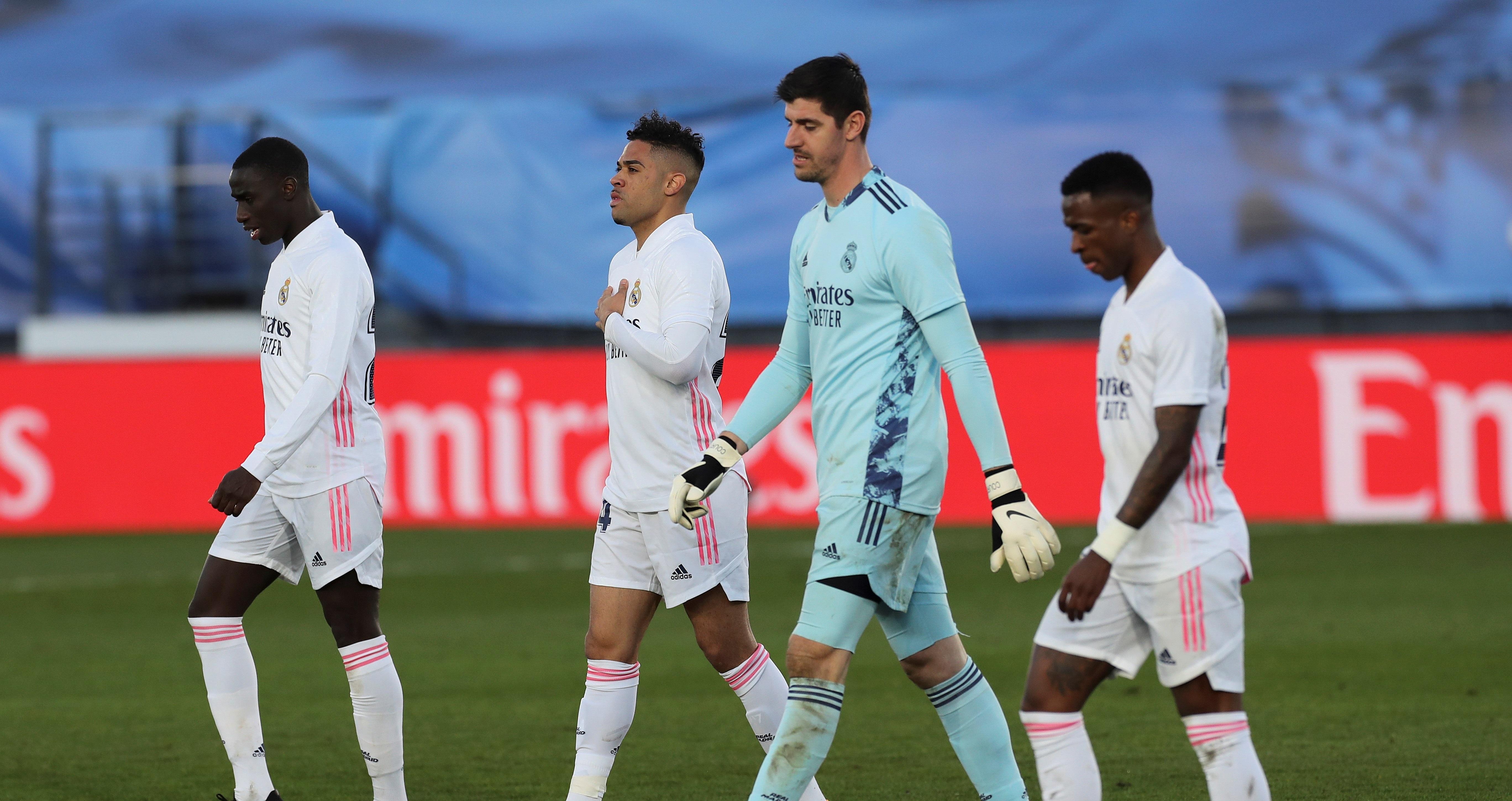 El Real Madrid sufrió su cuarta derrota de la temporada en La Liga, esta vez ante el Levante por 1-2. Foto Prensa Libre: EFE)