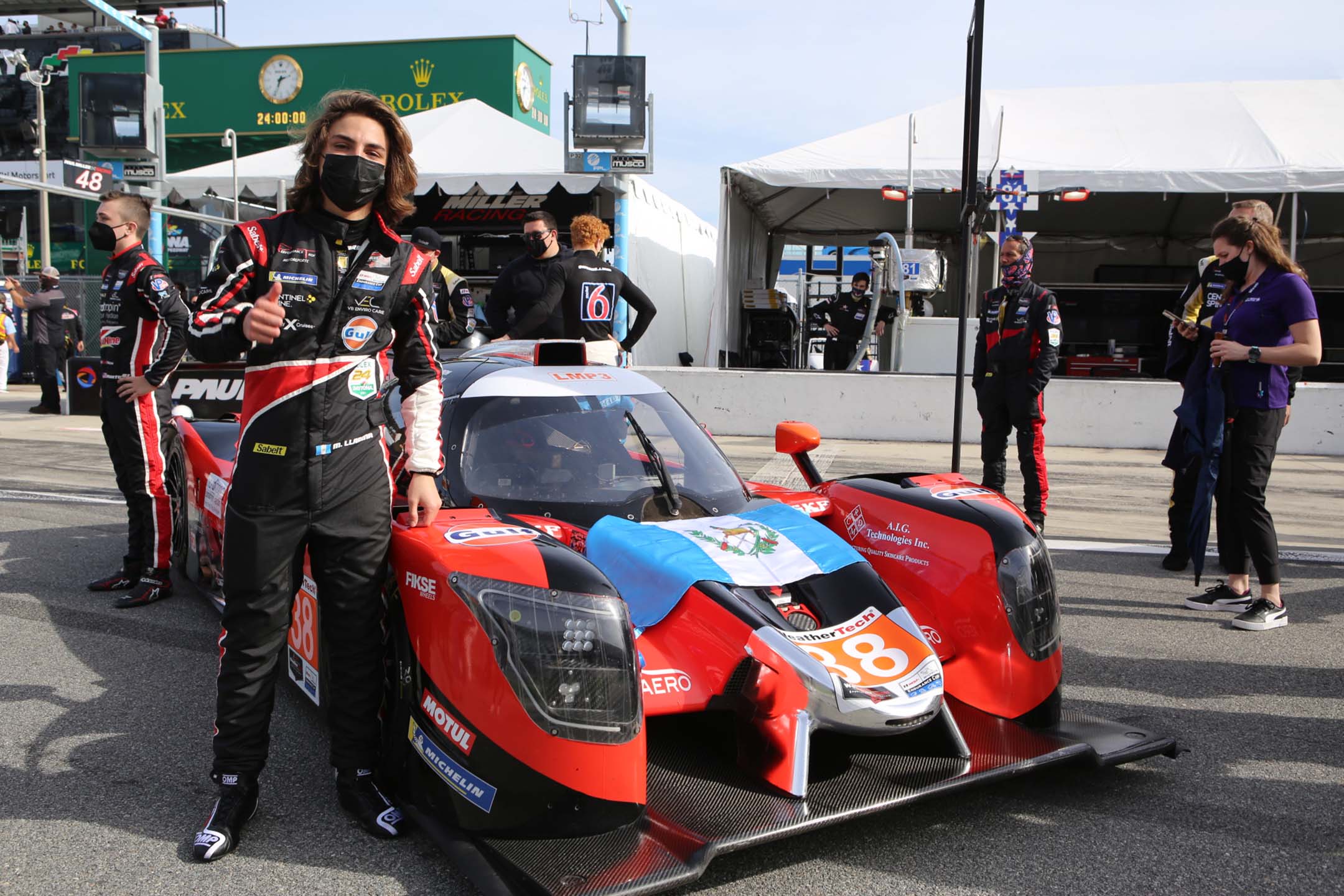 Mateo finalizó en el puesto sexto con su equipo en su primera participación en las 24 horas de Daytona. Foto Prensa Libre: Cortesía