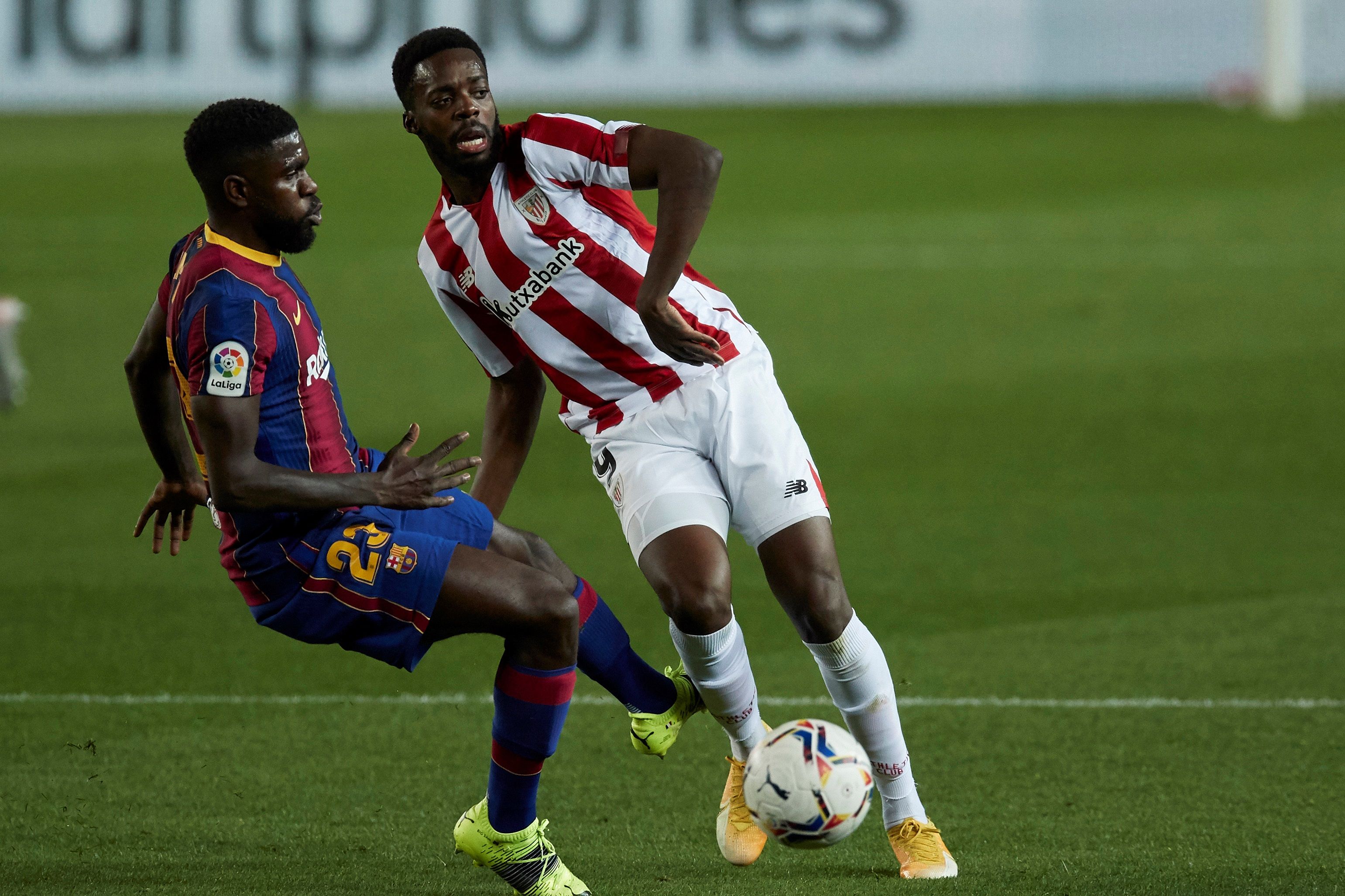 El jugador del Barcelona Samuel Umtiti, y el delantero del Athetic de Bilbao Iñaki Williams, en el partido  vigésimaprimera jornada de LaLiga disputado en el Camp Nou. Foto Prensa Libre: EFE.