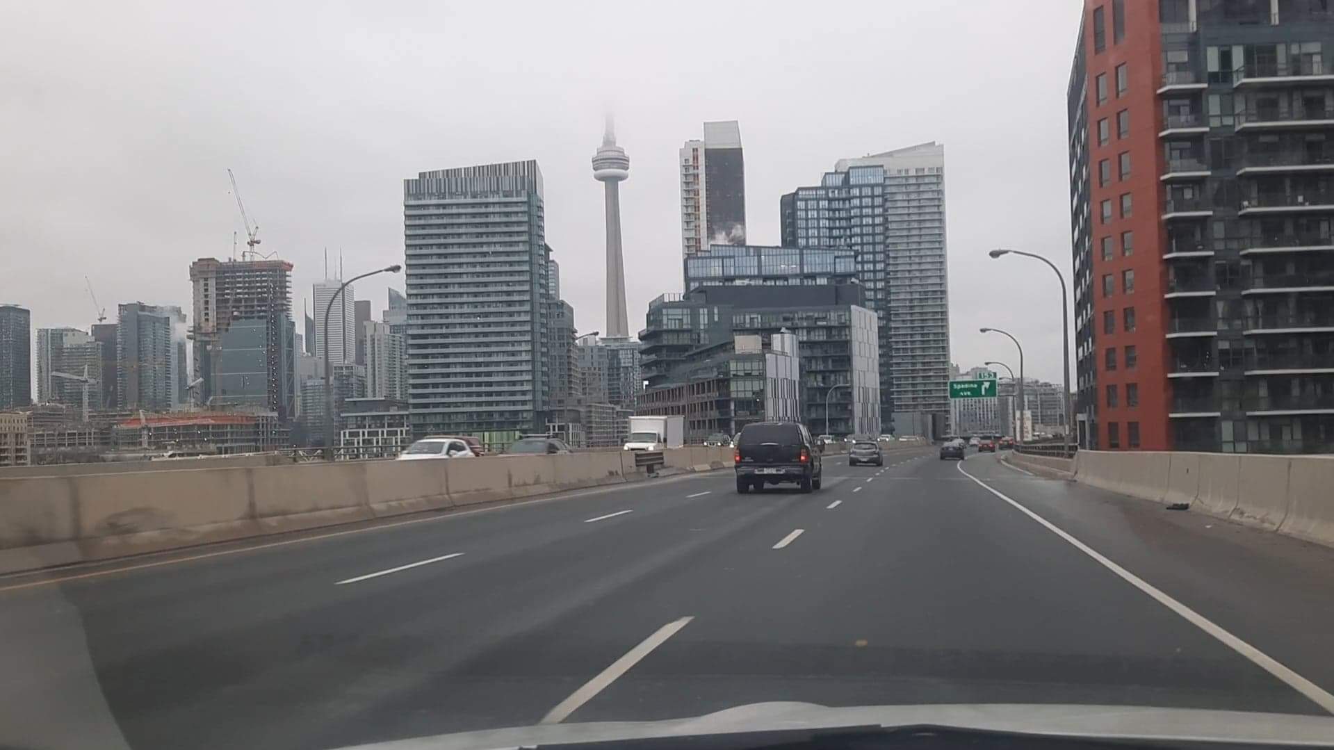 Las calles de Ontario, en Toronto, Canadá, se quedan vacías a causa del toque de queda impuestos por las autoridades. (Foto Prensa Libre: Edwin Quezada)