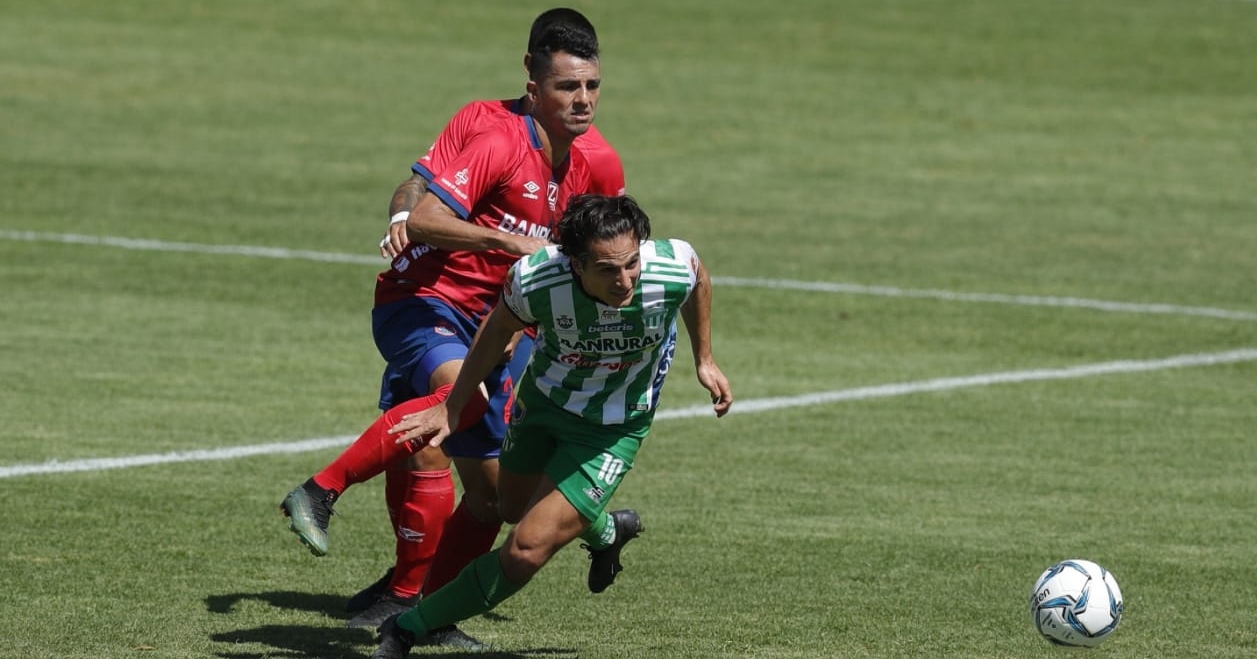 Pablo Aguilar, de Antigua, disputa un balón durante el juego contra Municipal por la semifinal de ida del torneo Apertura 2020. Foto Prensa Libre: Esbin García. 