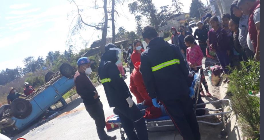 Accidente en la aldea Xatinap Primero, Santa Cruz del Quiché. (Foto Prensa Libre: Bomberos Municipales Departamentales)