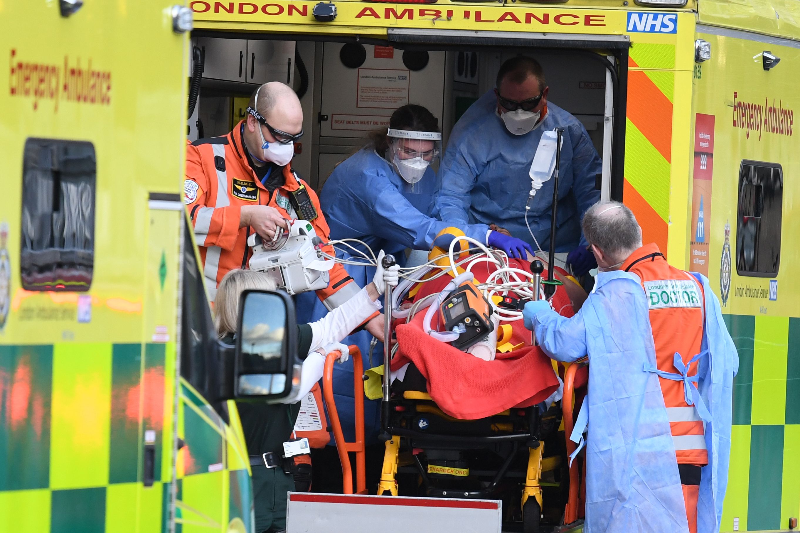 Los cuerpos de socorro de Londres se preparan para atender a los pacientes con covid-19 en una nueva ola de contagios, cuyo pico lo esperan para abril. Foto: AFP