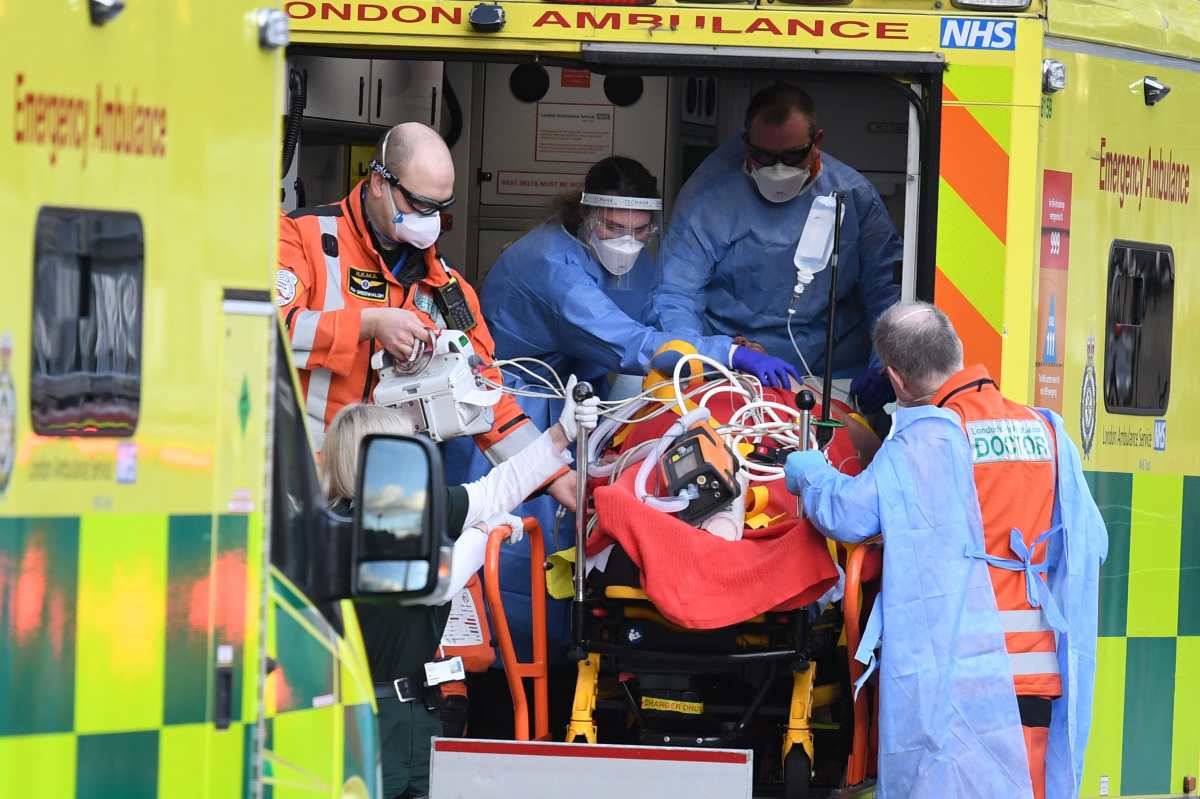 Los cuerpos de socorro de Londres se preparan para atender a los pacientes con covid-19 en una nueva ola de contagios, cuyo pico lo esperan para abril. Foto: AFP