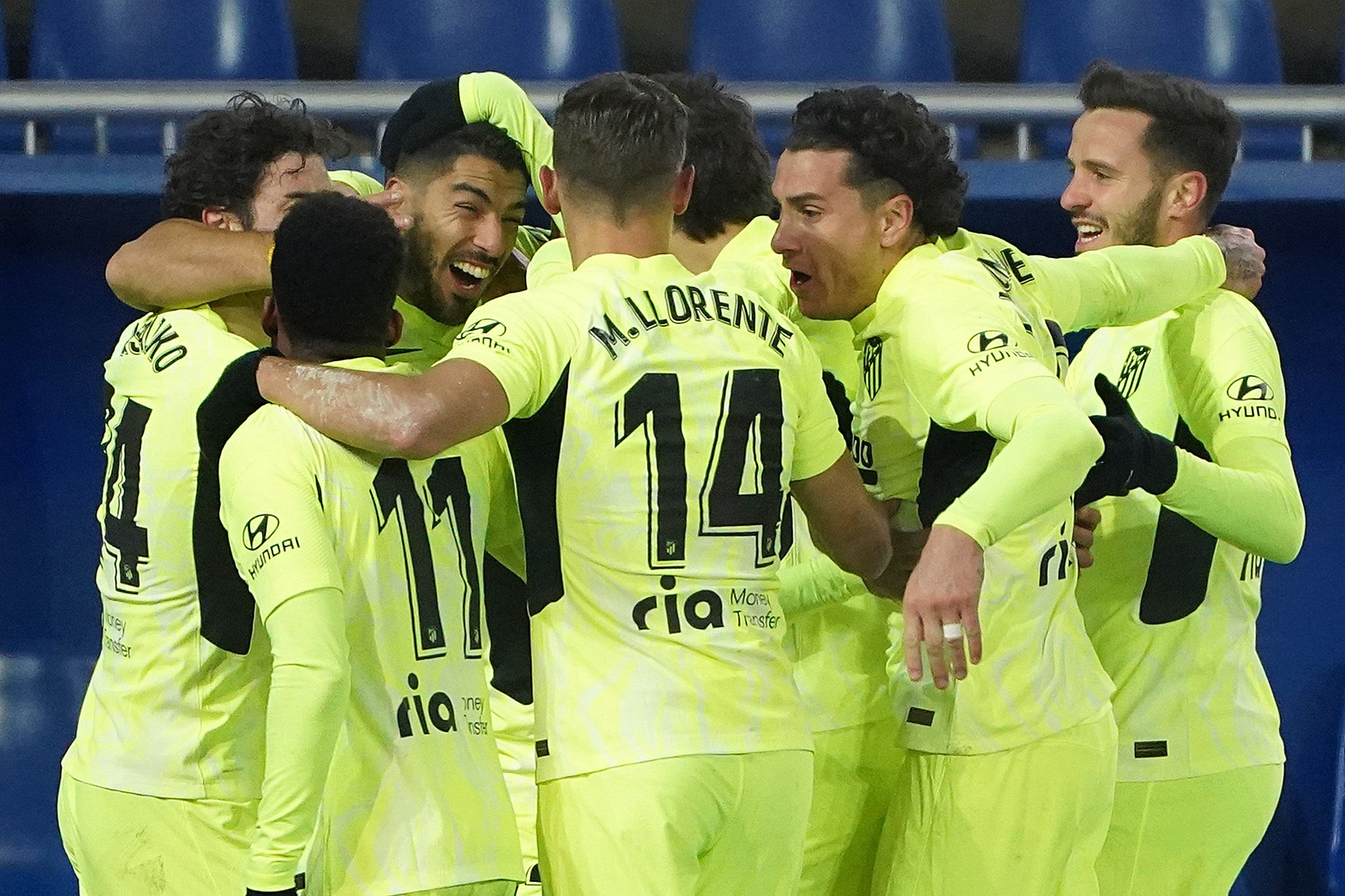 El Atlético de Madrid retomó el liderato de La Liga de España tras derrotar al Alavés, con un gol de último minuto de Luis Suárez. (Foto Prensa Libre: AFP)