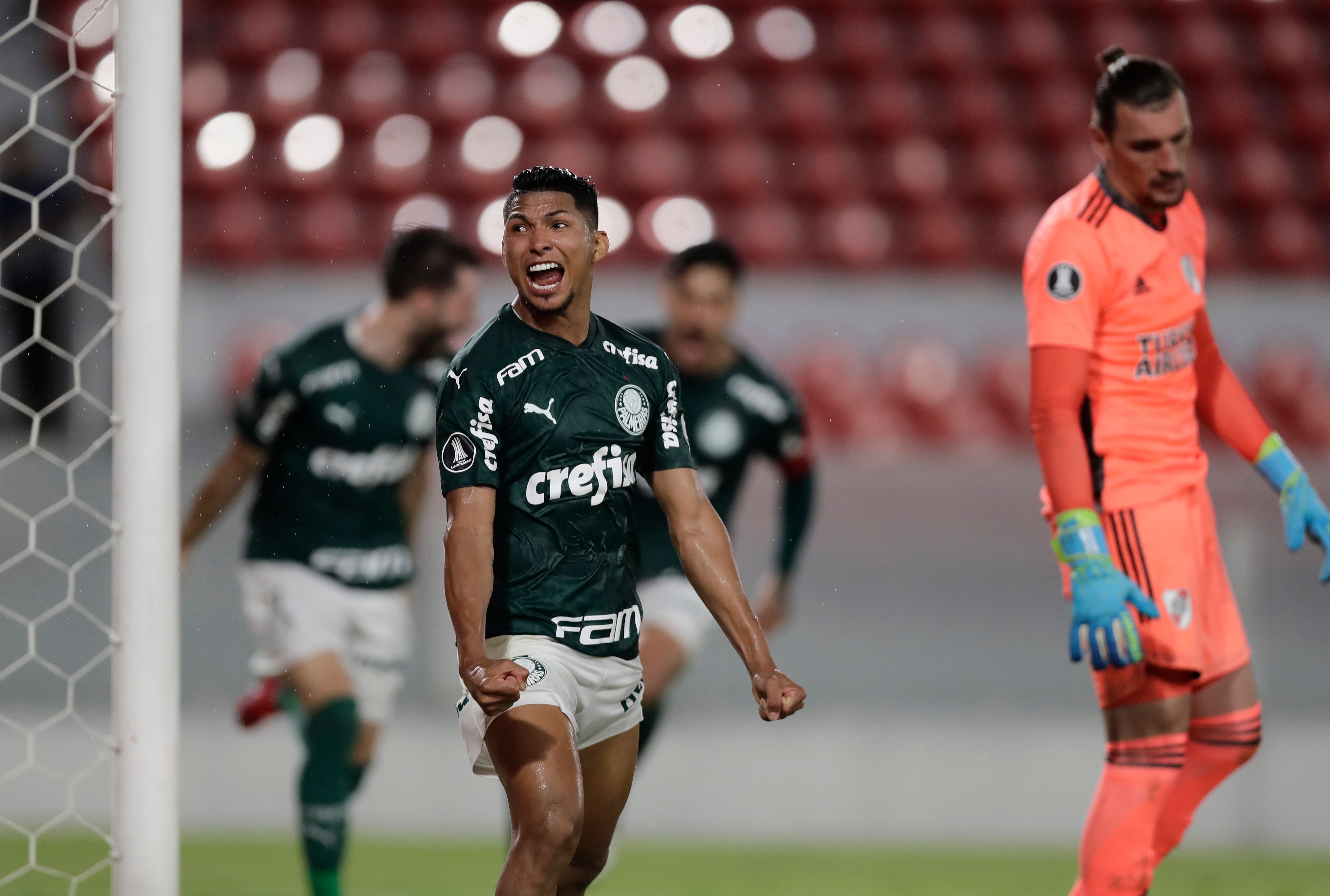 Rony celebra después de la anotación de Matias Viña. (Foto Prensa Libre: AFP)