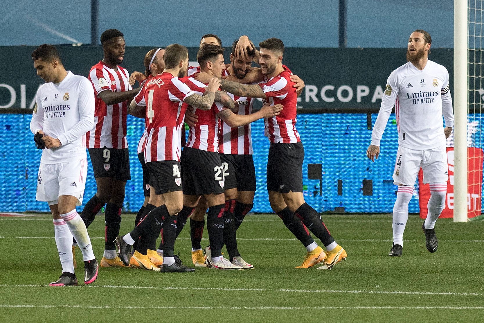 Raul Garcia celebra uno de los dos goles que marcó ante el Real Madrid con que los eliminó de la Supercopa de España. Foto Prensa Libre: AFP.