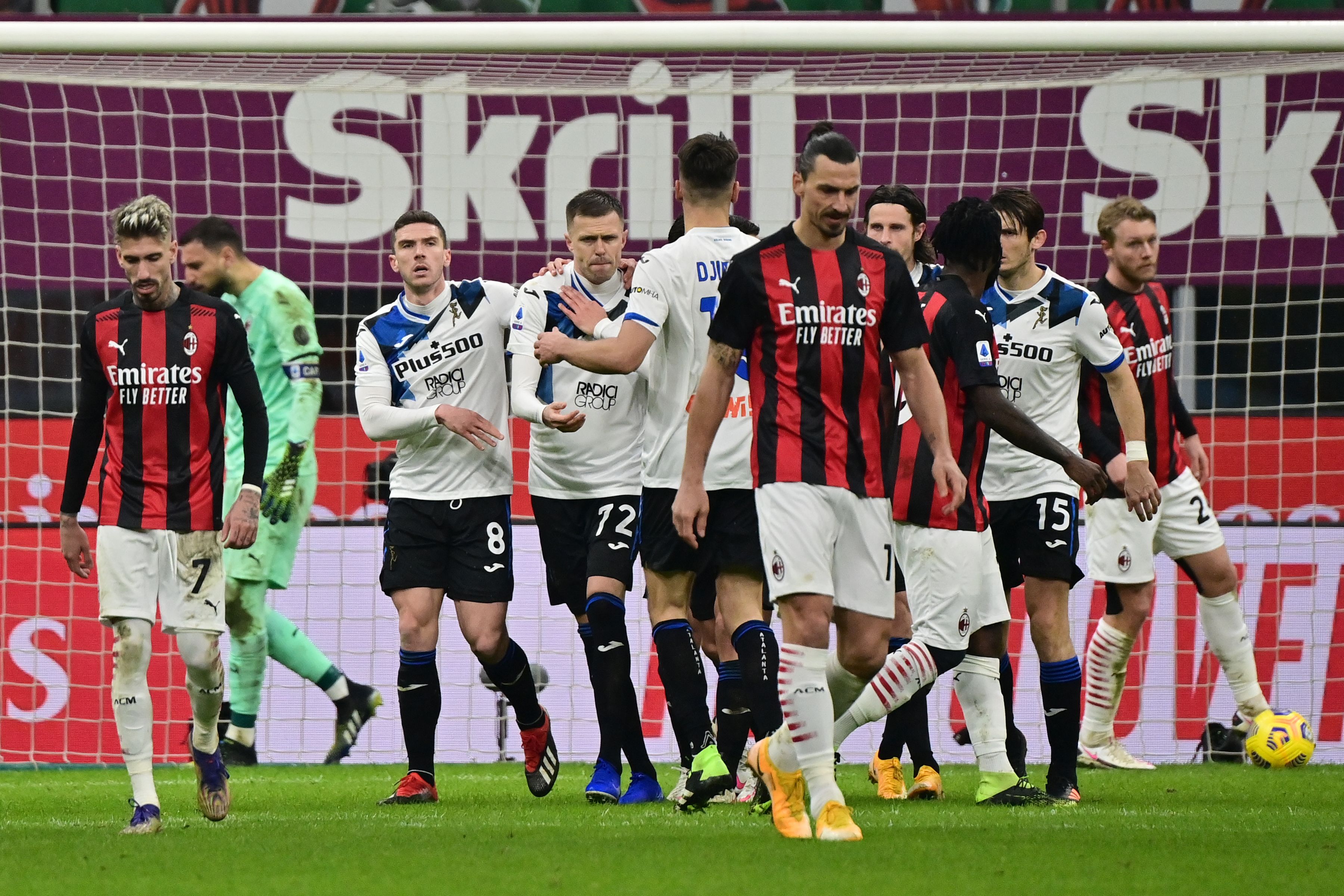 El Atalanta le propinó al AC Milan su segunda derrota del año, esta vez por 0-3 en la Serie A. (Foto Prensa Libre: AFP)