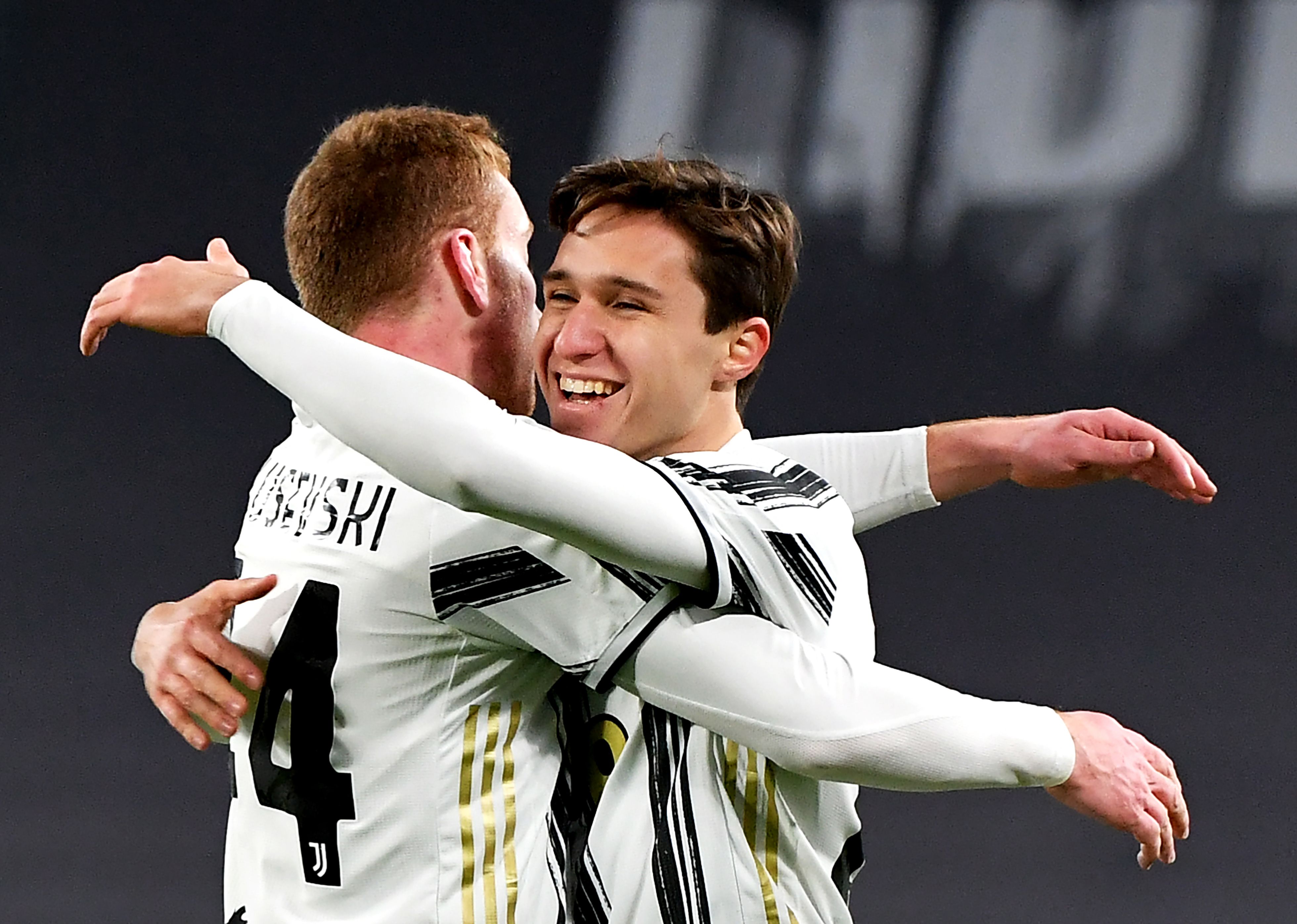 Dejan Kulusevski celebra con Federico Chiesa tras marcar un gol en la Copa de Italia. . Foto Prensa Libre: AFP.