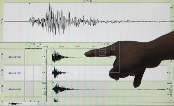 Varias personas resultaron heridas por la caída de objetos durante el temblor de magnitud 6.4 en Argentina. (Foto Prensa Libre: EFE)