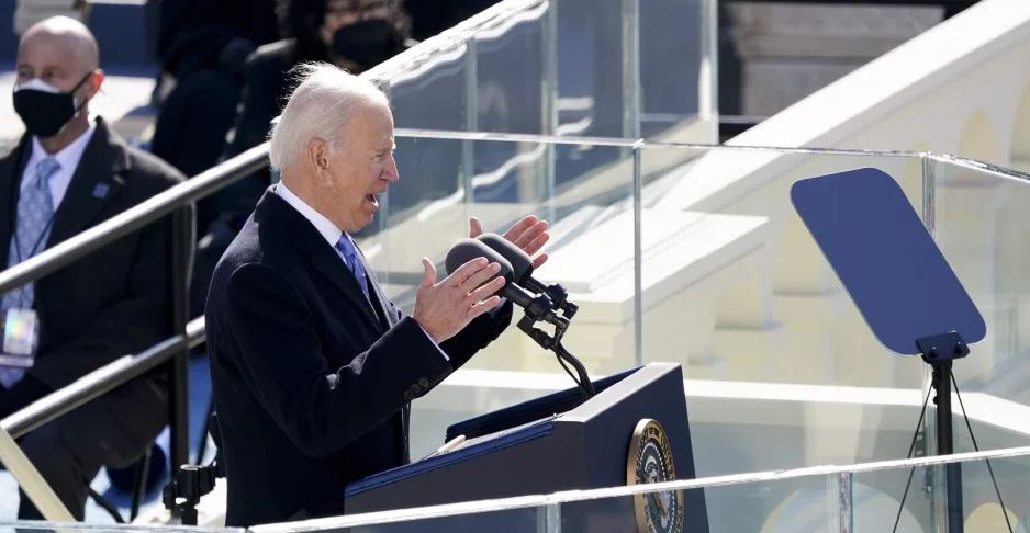 Joe Biden encontró la carta de Trump en el Despacho Oval, como es tradición. (Foto Prensa Libre: AFP)