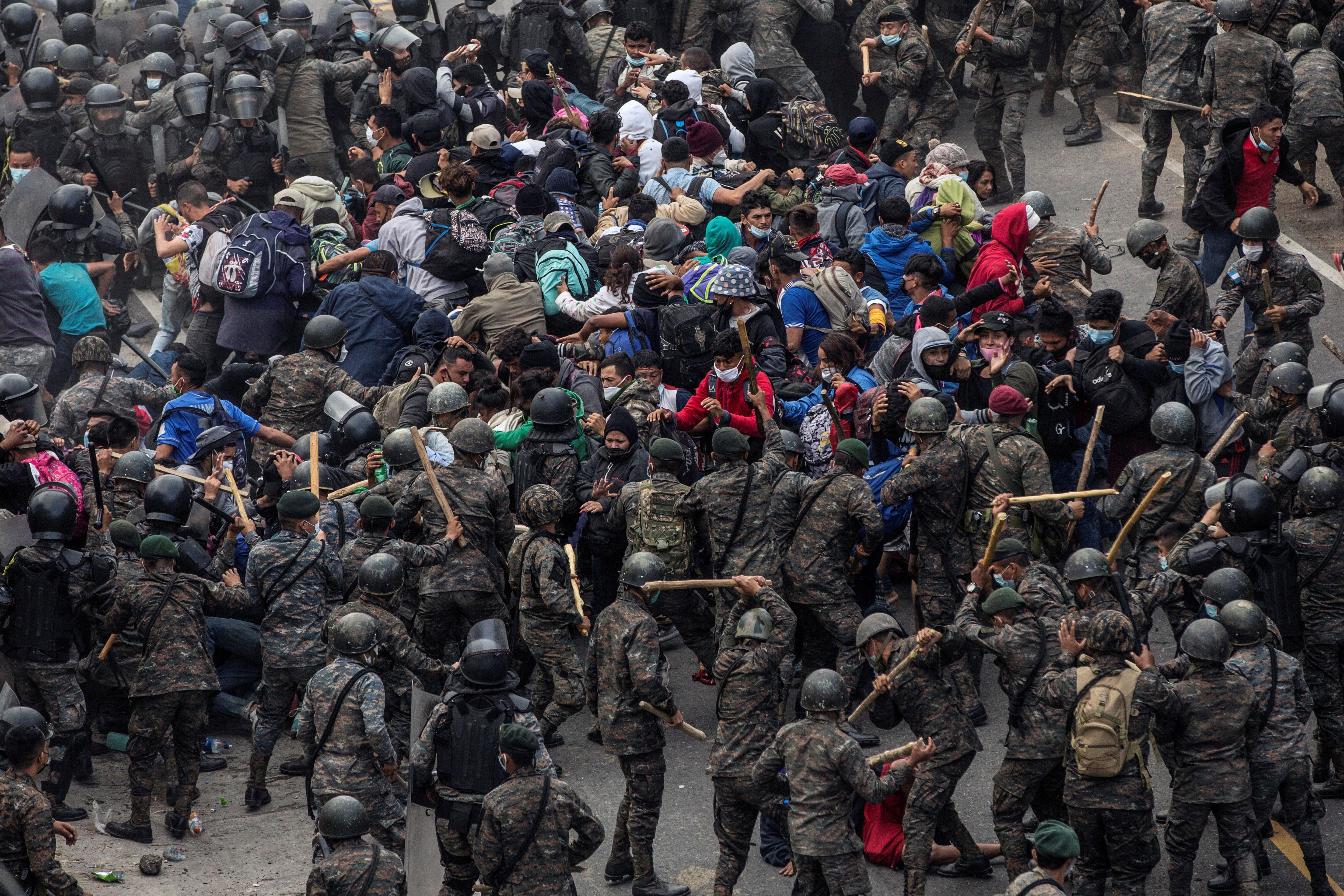 Soldados y agentes de la PNC han sido enviados a la frontera con Honduras para evitar el paso de hondureños que entraron a Guatemala de forma ilegal. (Foto Prensa Libre: EFE)