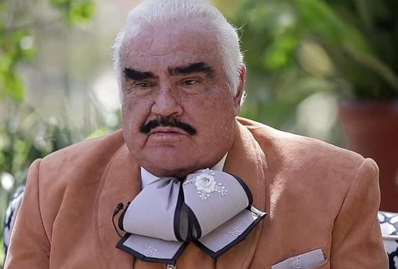 Vicente Fernández fue entrevistado en un programa de televisión y su aspecto causó una ola de memes. (Foto Prensa Libre: Twitter)