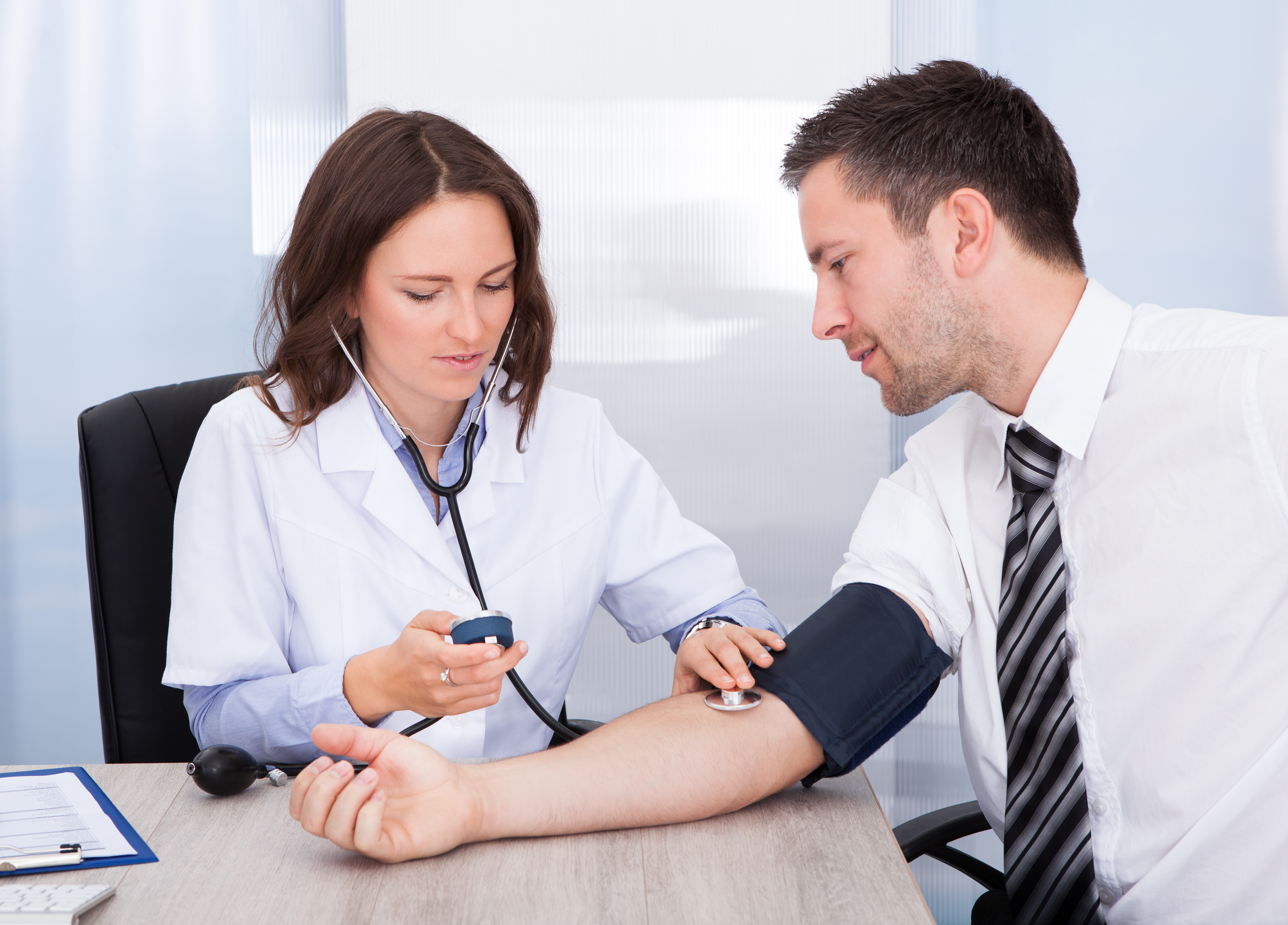 Realizar un chequeo médico anual, o cuando presente síntomas, ayudará a un diagnóstico temprano y a evitar enfermedades graves. (Foto Prensa Libre: Shutterstock). 