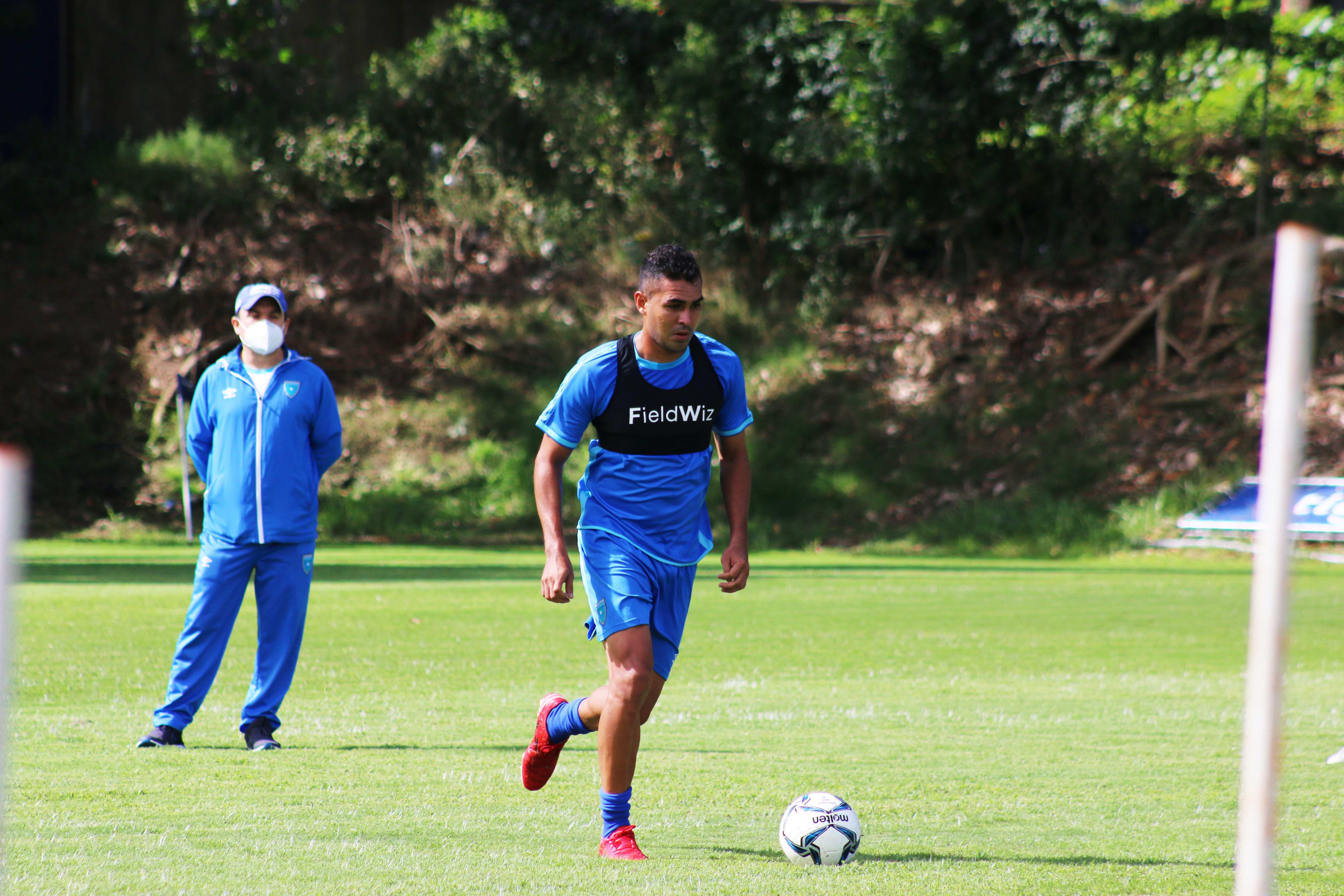 Sixto Betancourt durante la práctica de la Selección Nacional en el CAR. (Foto Prensa Libre: Cortesía Fedefut)