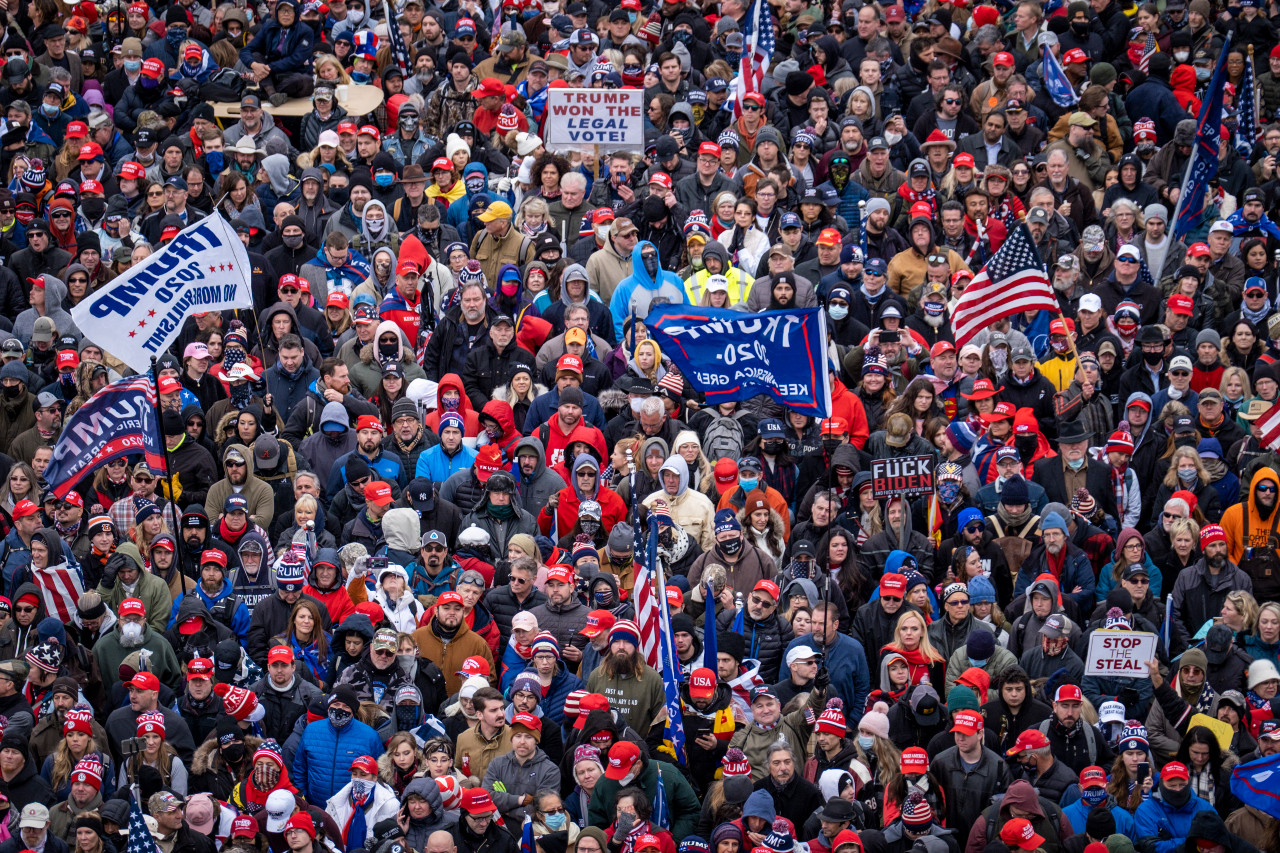 Partidarios del presidente Trump rodearon el Capitolio de Estados Unidos y traspasaron sus puertas el miércoles 6 de enero de 2021. (Jason Andrew/The New York Times)