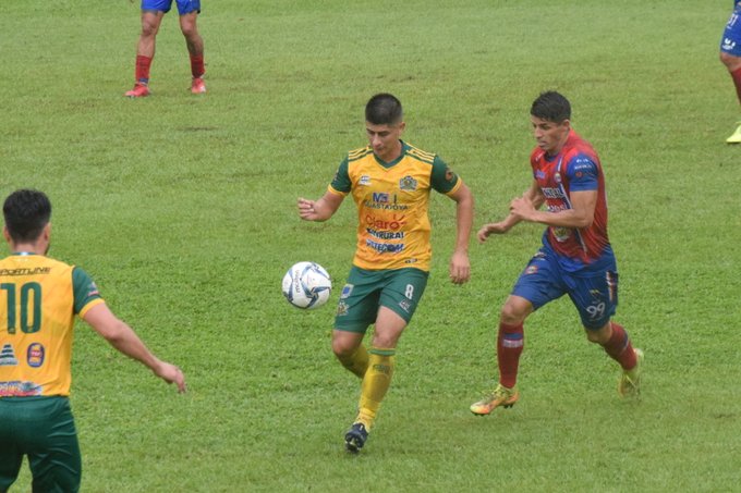 Isarael Silva, de Xelajú, se enfrentará nuevamente a Néstor Jucup, de Guastatoya. Ahora son rivales en una fase final. Foto Prensa Libre: @CD-Guastatoya