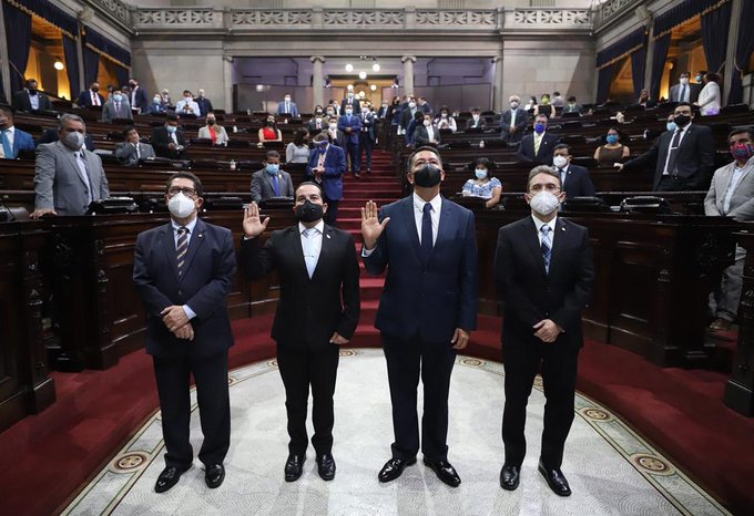 Raúl Eduardo Berríos Ramírez y Álvaro Eduardo Caballeros Herrera fueron juramentados como director y subdirector ejecutivos de Conamigua, respectivamente. (Foto Prensa Libre: Congreso)